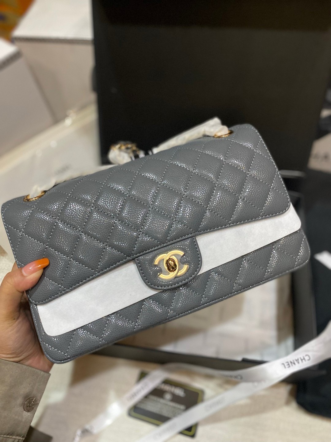 CHANEL Classic Medium Flap Bag กระเป๋าสะพายคลาสสิกรุ่นยอดนิยมตลอดกาล ดีไซน์เรียบหรูหราขับผิว งานหนังแท้สวยมาก มีอะไหล่เงินและทอง สุดยอดเดอะเบสท์ไอเท็ม