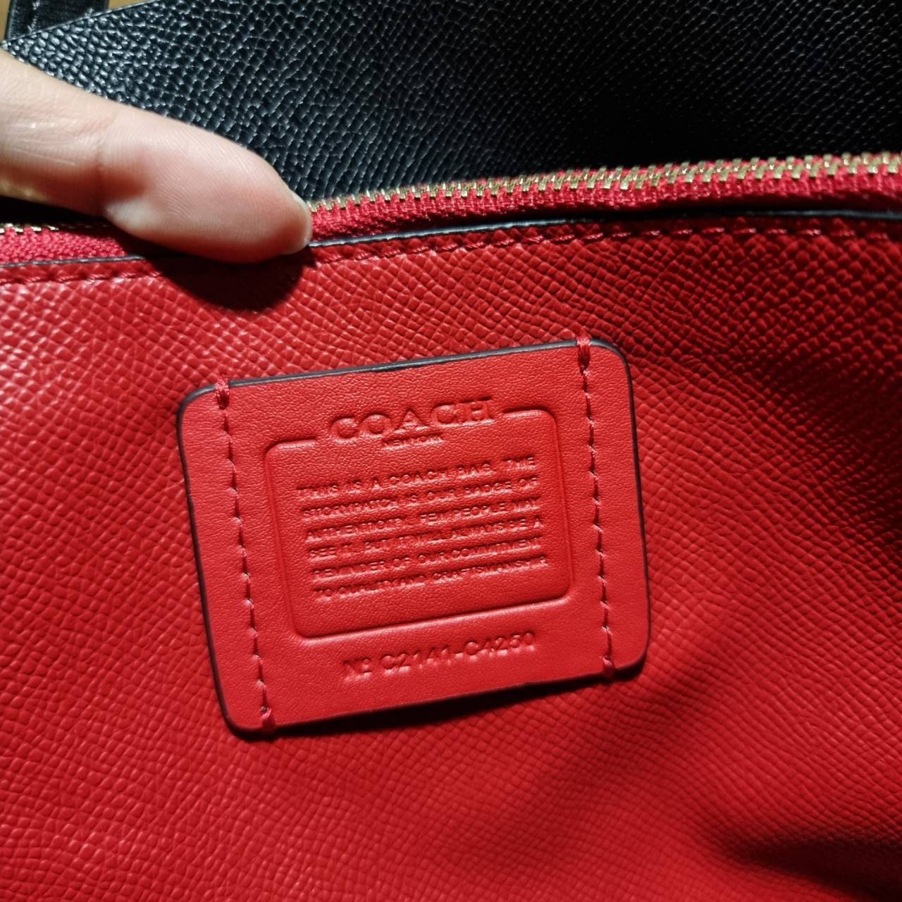 COACH C4250 MOLLIE TOTE 25 IN SIGNATURE CANVAS น้องมาแล้วจ้าาา ใหม่ล่าสุด กระเป๋าโท้ทไซส์เล็กที่สาวๆตามหา ดีไซน์คลาสสิคเหมือนเดิม เพิ่มเติมคือสะดวกขึ้นเยอะ!! ย่อส่วนมาจากใบใหญ่เป๊ะๆ น่ารักน่าใช้มากๆ วัสดุหนังแคนวาสเคลือบลาย ภายในโล่งกว้าง มีช่องซิปกลางใส่