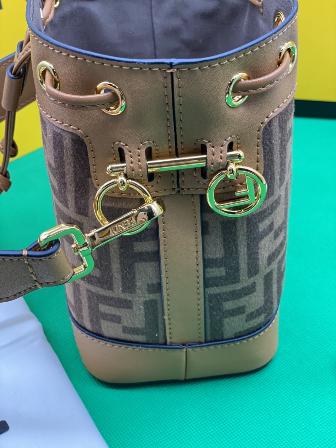 FENDI MON TRESOR MINI BAG รุ่นใหม่ล่าสุด น่ารักมากค่ะ กระเป๋าถือหรือสะพายไหล่ทรงขนมจีบสุดคลาสสิก วัสดุหนังแท้สลับผ้ากำมะหยี่พิมพ์ลายอย่างดี ลวดลายเอกลักษณ์ตามแบบฉบับแบรนด์ สวยหรู ดูแพง คุณนายสุดไปเลยค่า ถือแล้วสวยมากๆ จุของได้กำลังดี ทรงนี้ต้องมีติดตู้ไว้