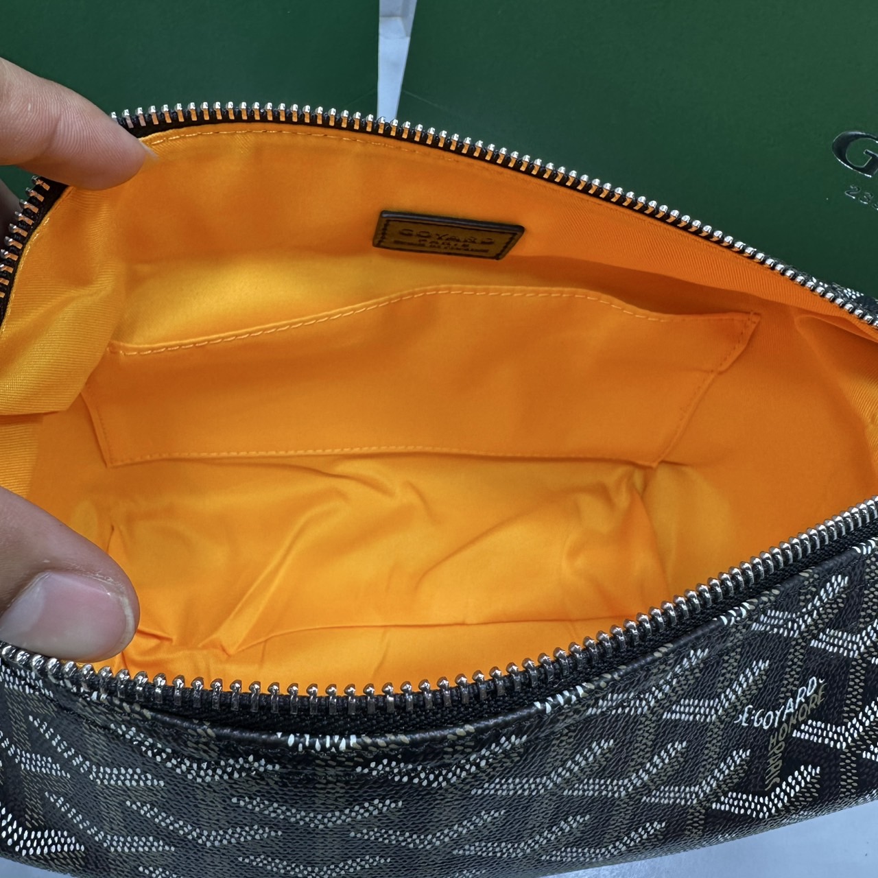 ORI หนังแท้ | Goyard Bowling 25 Toiletry Bag / Goyard Pouch กระเป๋าทรงพอช พร้อมสายถือจับถนัดมือใช้งานง่ายกะทัดรัด ตอบโจทย์ความเรียบง่ายแต่คลาสสิก ใช้ได้ทั้งชายหญิง หรูหรา ติดแกรมที่สุด เป็นรุ่นตามหา ที่ตอนนี้มีพร้อมส่งแล้วค่า