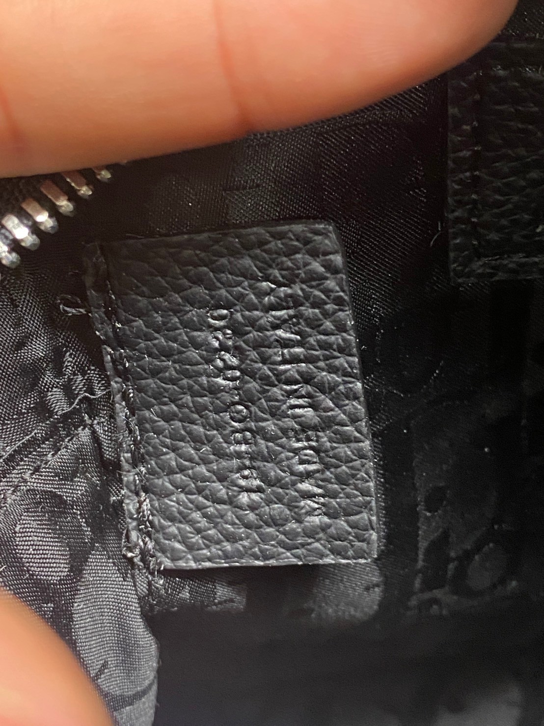 Dior Phone Oblique Bag / Dior World Tour Zip Messenger Pouch Oblique เกรดออริจินอล ได้ใจหนุ่มๆไปเลยใบนี้!! หลงรักตั้งแต่แรกเห็นมีอยู่จริง!!