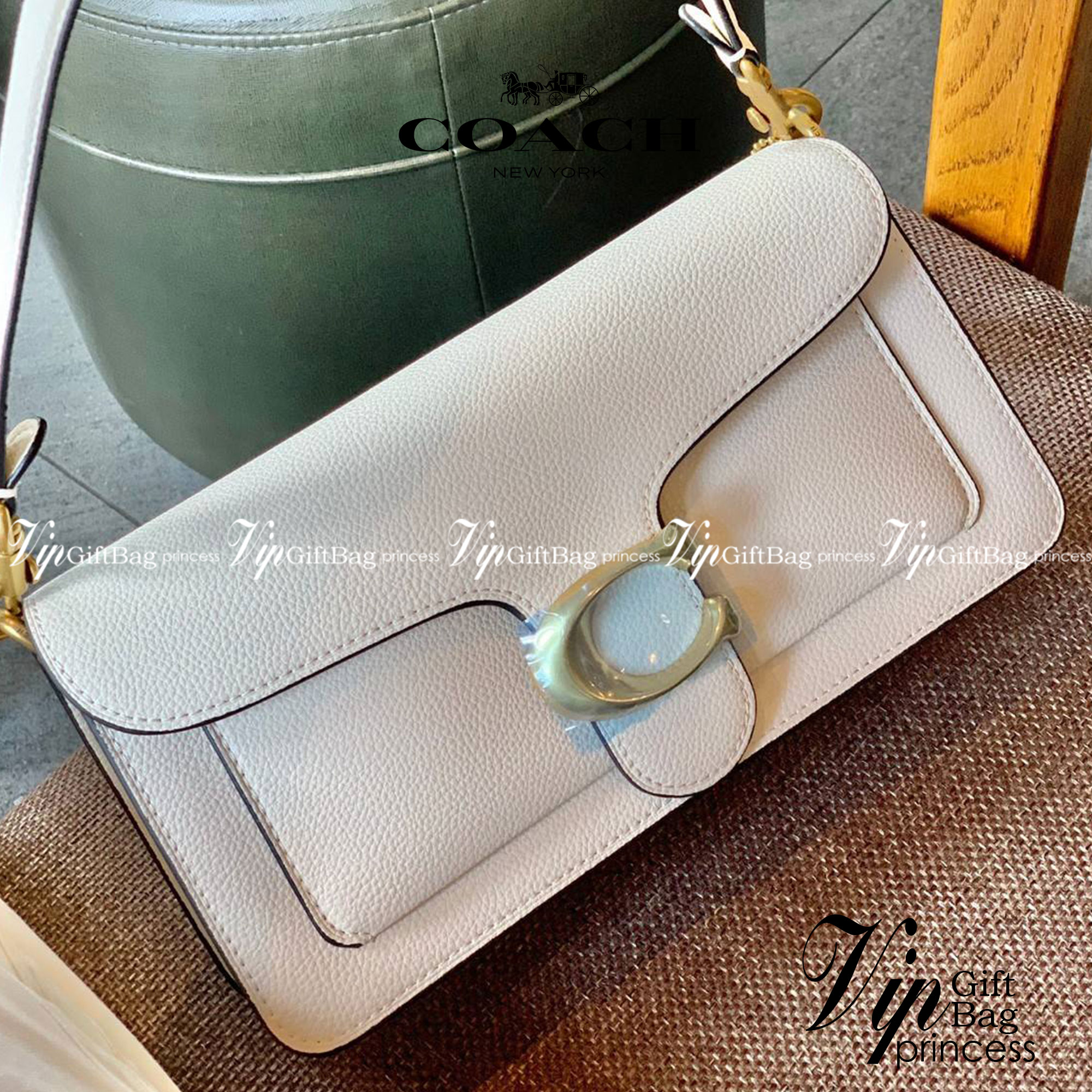 COACH TABBY SHOULDER BAG 26 ((73995)) 📣พร้อมส่งที่ไทยอีกครั้งค่ะ ห้ามพลาด ✔️กระเป๋าหิ้ว//คล้องไหล่//สะพายข้างได้ สุดคุ้ม! หนังแท้อย่างดี ลายหนังสวยนิ่มมือมากค่ะ ✔️ด้านหน้ามีอะไหล่แบรนด์ตัวใหญ่ อะไหล่ทองสวยโดดเด่น ✔️เปิดปิดกระเ