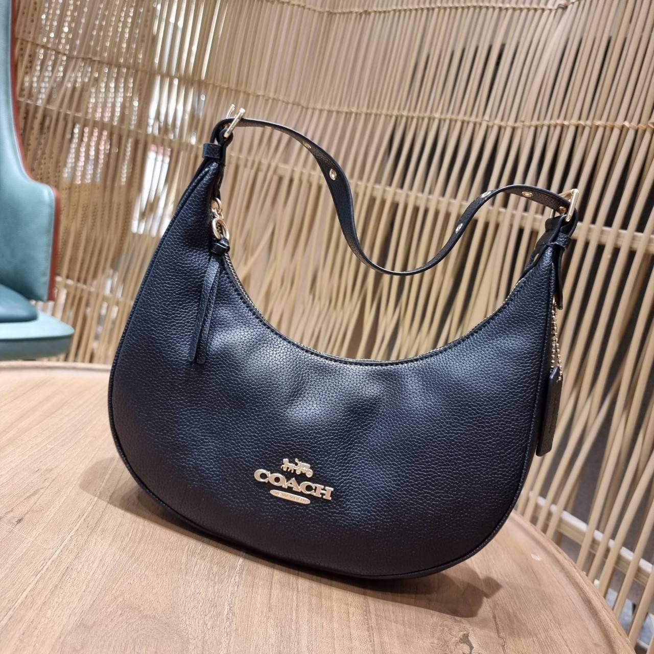 COACH C4108 BAILEY HOBO WITH WHIPSTITCH BEST SELLER ต้องมา!! กระเป๋าทรงโฮโบ ดีไซน์หรูหรา แมชท์ง่ายกับทุกไลฟ์สไตล์ วัสดุหนัง pepble หนังนิ่มสวย เปิด-ปิดด้วยซิปรูดใช้งานง่าย ภายในโล่งกว้าง สายคล้องสะพายไหล่ มีดีเทลน่ารักน่าใช้ ใช้งานสะดวกและง่ายต่อการใช้ชีว