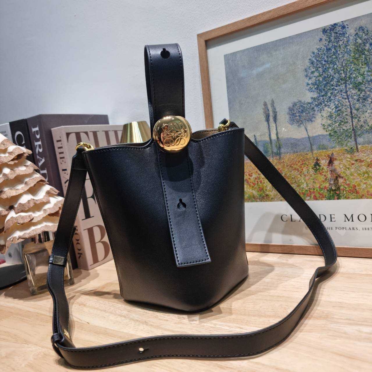 LOEWE MINI PEPBLE BUCKET IN MELLOW กระเป๋าทรงบัคเก็ต รูปทรงสวยใช้งานง่าย กิมมิคหรูหราสุดๆ