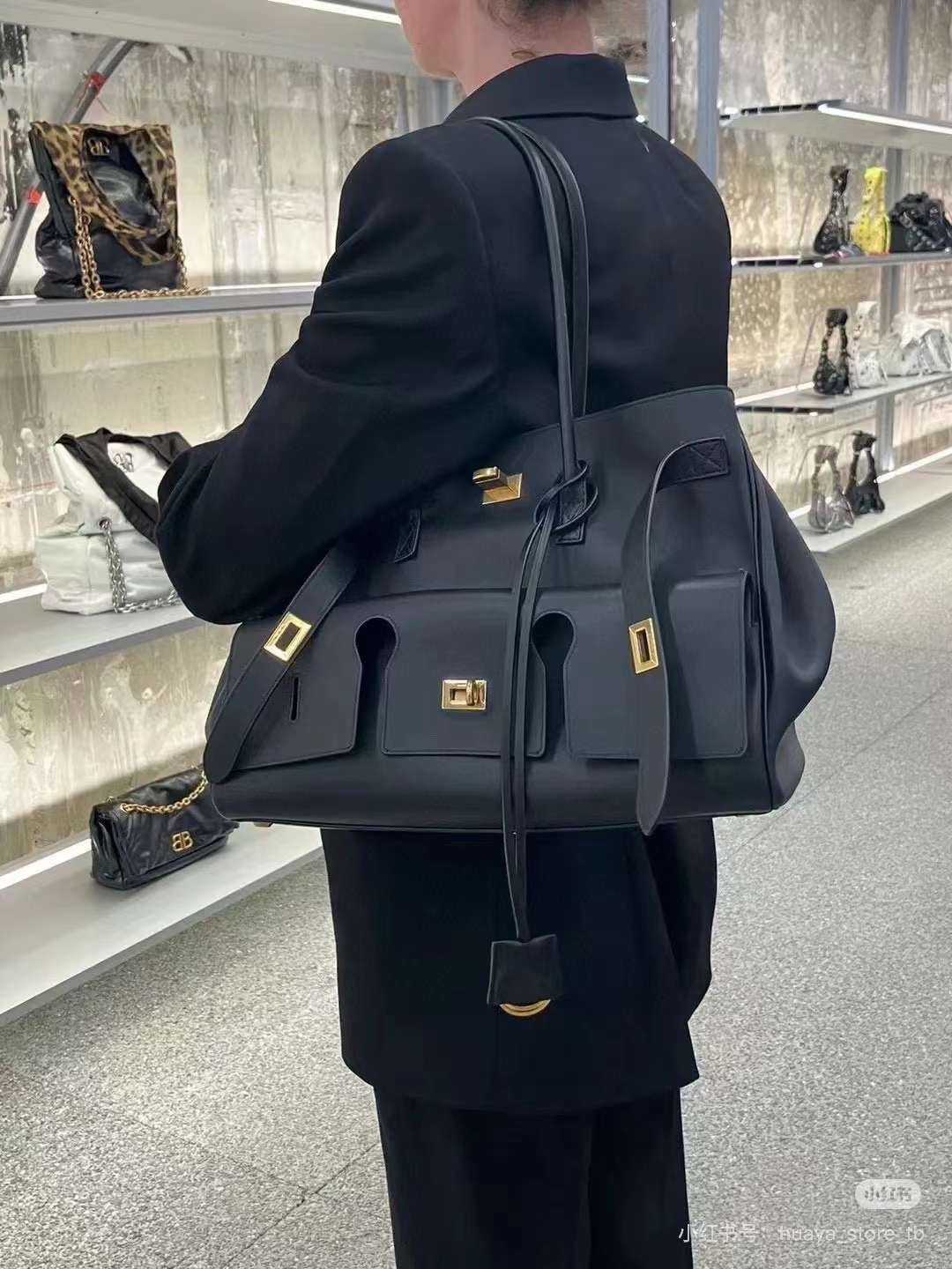 Balenciaga Bel Air Medium Carry All Bag / medium leather tote bag 35cm ที่สุดของไฮแบรนด์สุดไอคอนิค ด้วยกระเป๋าสะพายทรงโท้ทใบใหญ่ ดีไซส์เป็นเอกลักษณ์ งานหนังเต็มใบสวยมาก