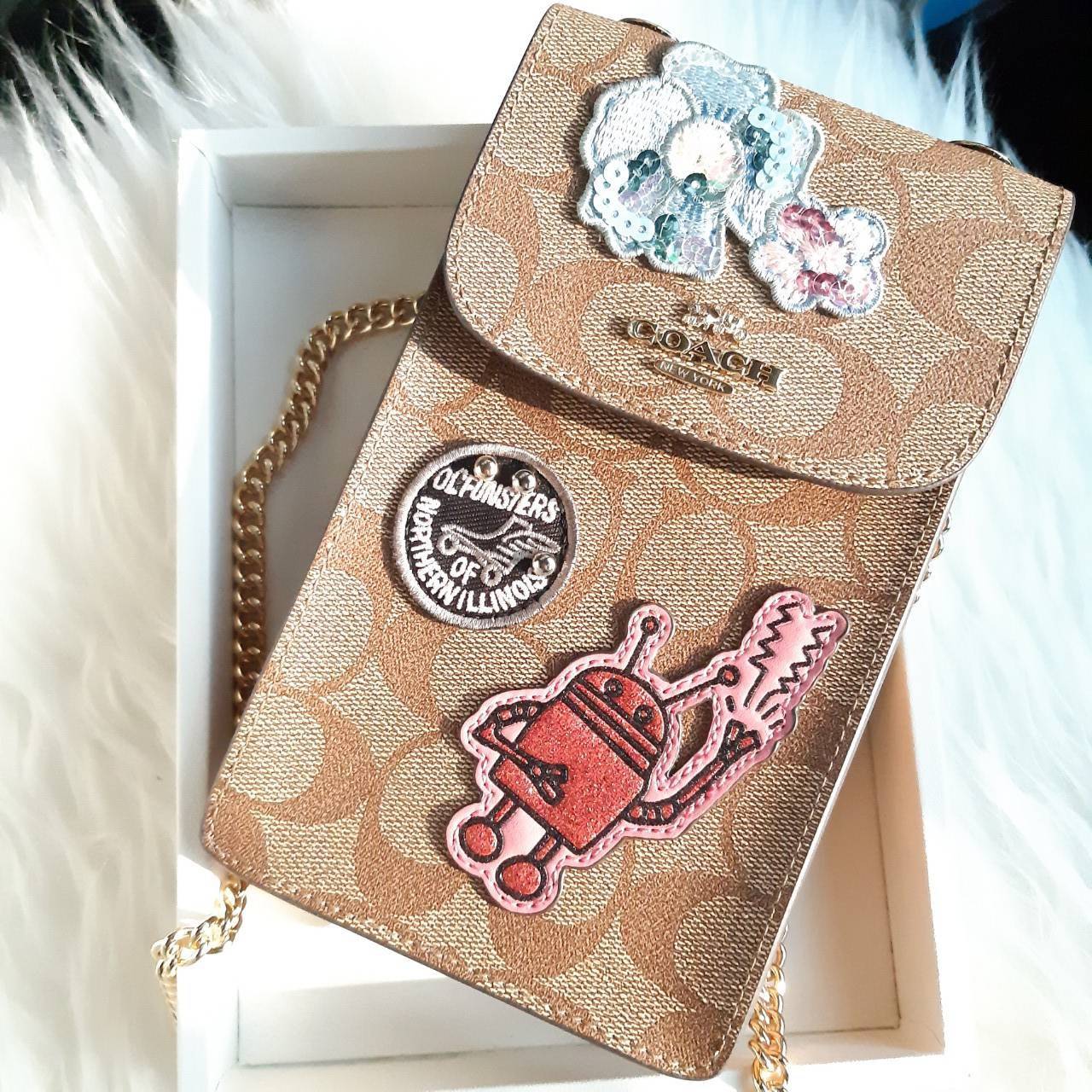 COACH PHONE CASE CROSSBODY BAG ((73486//76988//76357//39955//91046)) COACH NORTH/SOUTH CROSSBODY IN SIGNATURE CANVAS กระเป๋าใส่โทรศัพท์รุ่นนี้ มีความโดดเด่นทั้งดีไซน์และคุณสมบัติในการใช้งาน ด้วยลวดลายที่มีซิกเนเจอร์เป็นเอกลักษณ์แล้ว ด้านหลังยังมีช่องใส่กา