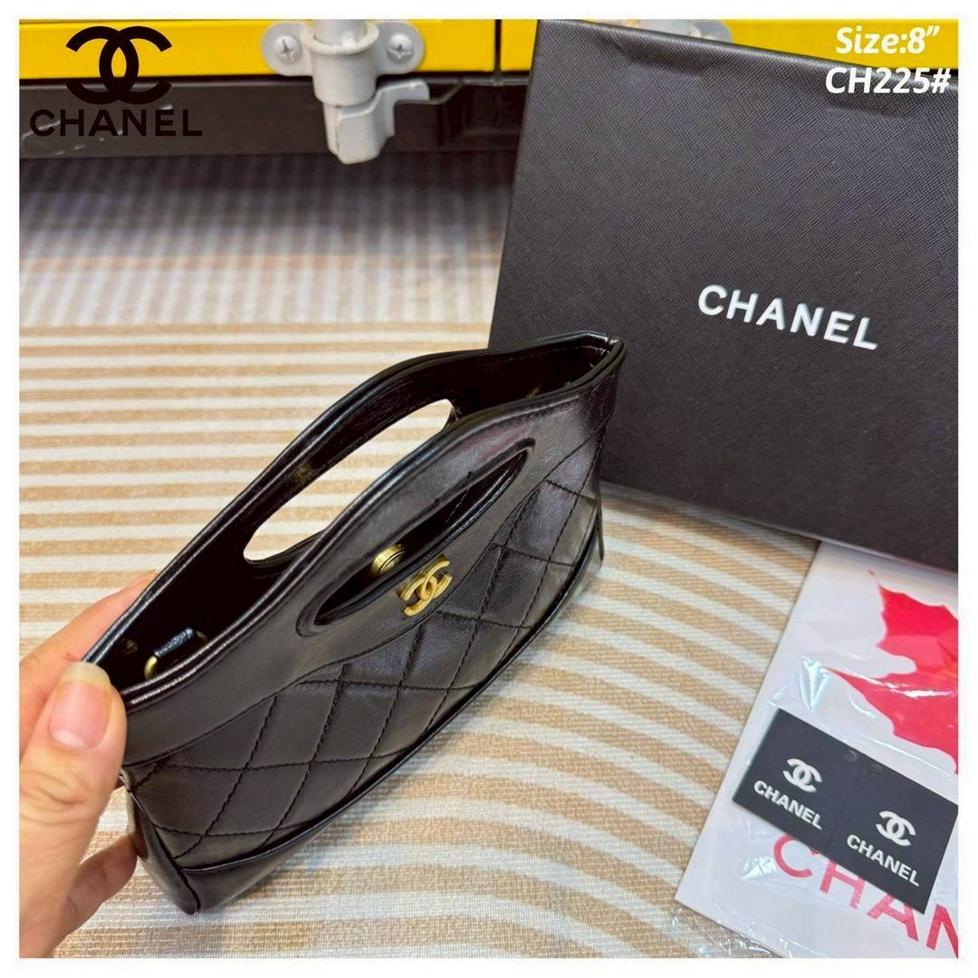 Chanel 31 Mini Shopping Bag กระเป๋าสะพายพร้อมหูจับในตัวทรงสวยมาก ขนาดกำลังดี ปุ๊กปิ๊กน่ารัก ใช้งานสะดวก แมทชุดง่าย ทุกลุค ทุกสไตล์ เป็นไอเท็มสวยรับทรัพย์ก่อนปีใหม่ได้เลย