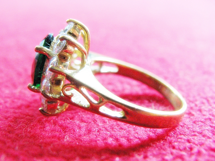 สินค้าจองค่ะ แหวนมรกตทองเหลืองล้อมเพชรแบบผู้หญิง(ราศีพฤษภ)แบบ1ค่ะ