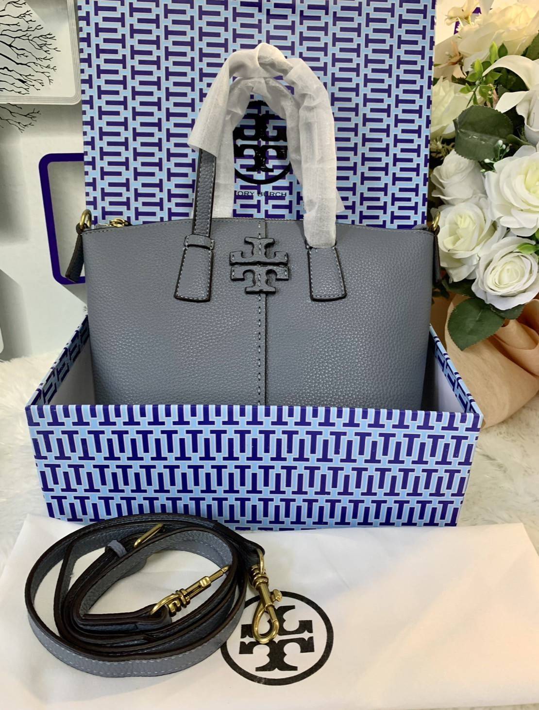 Tory Burch McGraw Mini Top Zip Satchel กระเป๋าสะพายทรงสวย ขนาดกำลังดี หูจับถนัดมือ วัสดุหนังแกะสังเคราะห์หนังสวยเงาขึ้นรูป ประดับโลโก้แบรนด์ด้วยหนังที่ด้านหน้า จะสะพายข้างหรือcrossbody ได้หมด แมทกับชุดได้ง่าย น้ำหนักเบาค่ะ มาพร้อมสายสะพายยาวปรับระดับได้ ถ