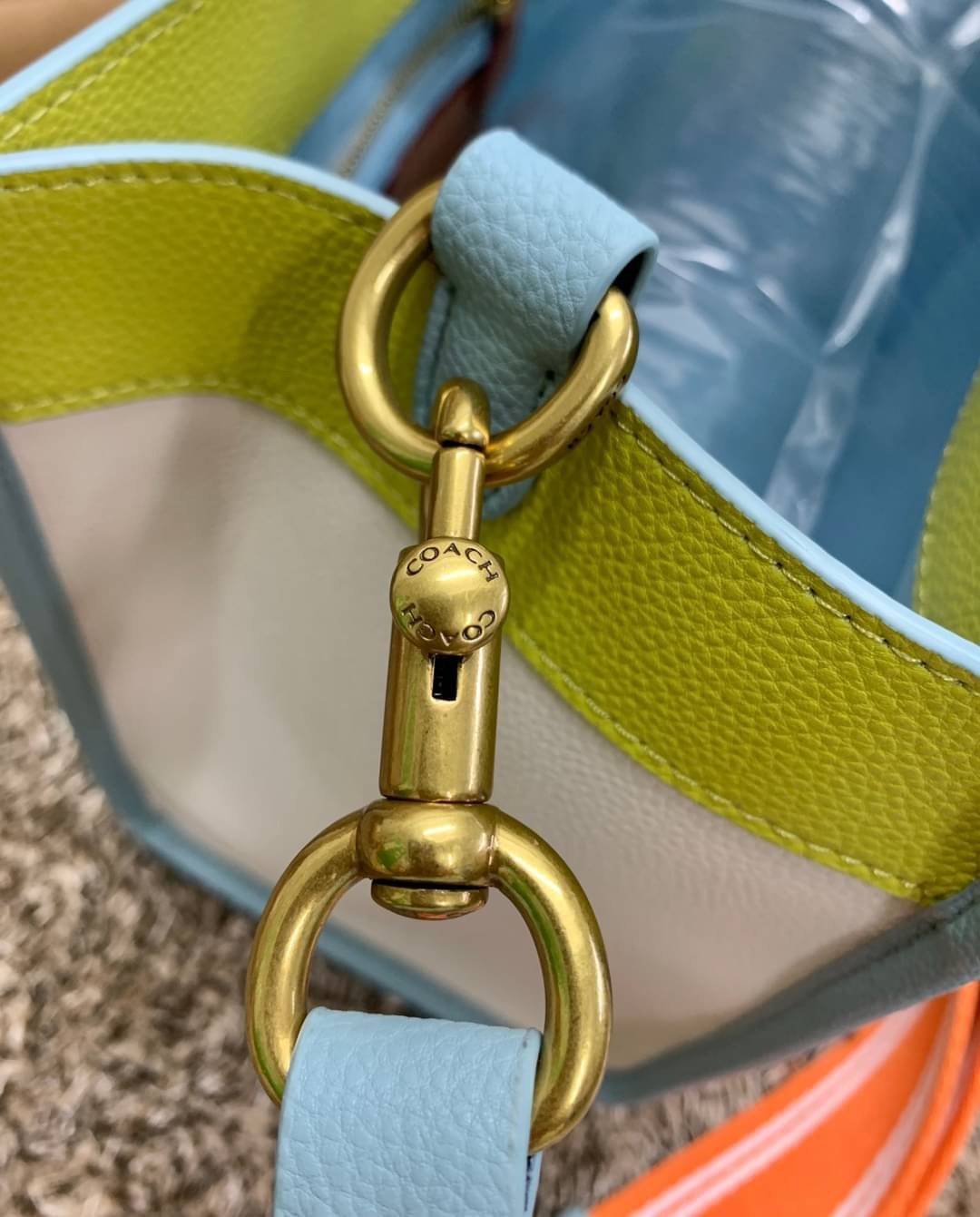 COACH FIELD TOTE 30 IN COLORBLOCK WITH COACH BADGE ((C0777)) พร้อมส่งอีกครั้ง! ไม่มีสักใบยังไงไหว สีคือผู้ดี แจ่มใส ละมุนตา ไม่ฉูดฉาด แถมคุณภาพเต็ม100 เหมือนเดิมเลยค่ะ! กระเป๋าทรงTote ใบใหญ่ หนังแท้อย่างดี ลายหนังสวยมากๆ หลงรักแน่นอน คอนเฟิร์มค่าา! สีที่ใ