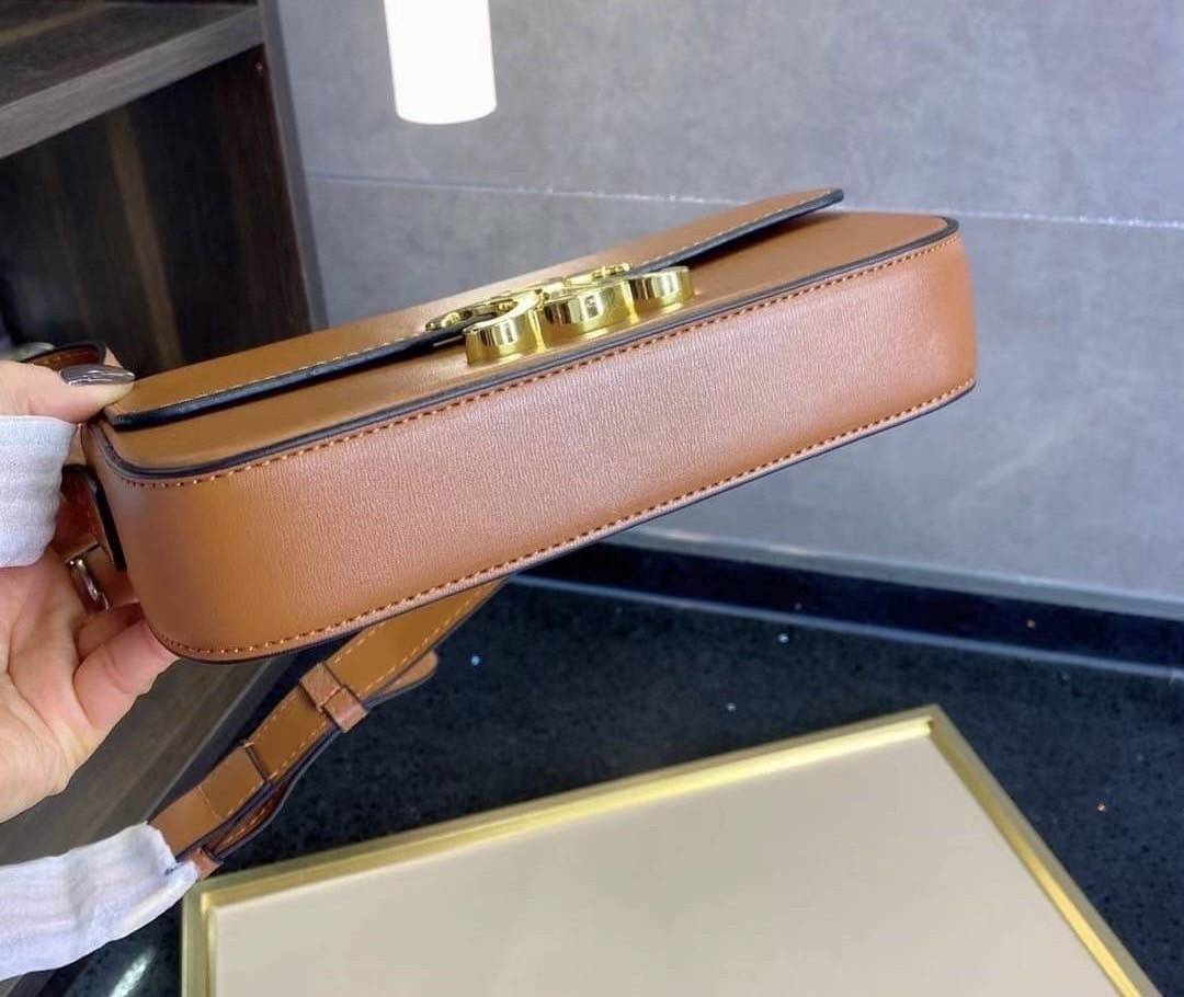 CELINE TRIOMPHE SHOULDER BAG VIP GIFT WITH PURCHASE-GWP พรีเมี่ยมกิ๊ฟ Limited Edition จาก CELINE PERFUME DUTY FREE COUNTER วัสดุหนังแกะสังเคราะห์เรียบ ดีไซน์ยอดนิยมสไตล์สาว LISA ทรงเหลี่ยมสวยหรูอยู่ทรง