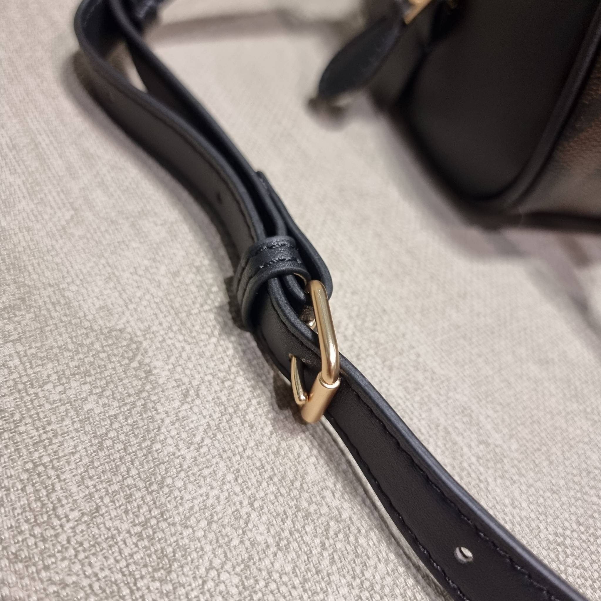 COACH SYDNEY SATCHEL BAG CA202 CA591 CB596 ใหม่ล่าสุด กับคอลที่สาวๆต้องหลงรัก กระเป๋าสะพายทรง satchel ที่มีรูปทรงดึงดูดสายตา สวยแรกเห็น วัสดุหนัง crossgrain พร้อมหูจับในตัว เปิด-ปิดด้วยซิป ภายในโล่งกว้าง ขนาดกำลังดี มีสายครอสให้ ปรับได้ตามชอบ ใบจริงลูกคุณ