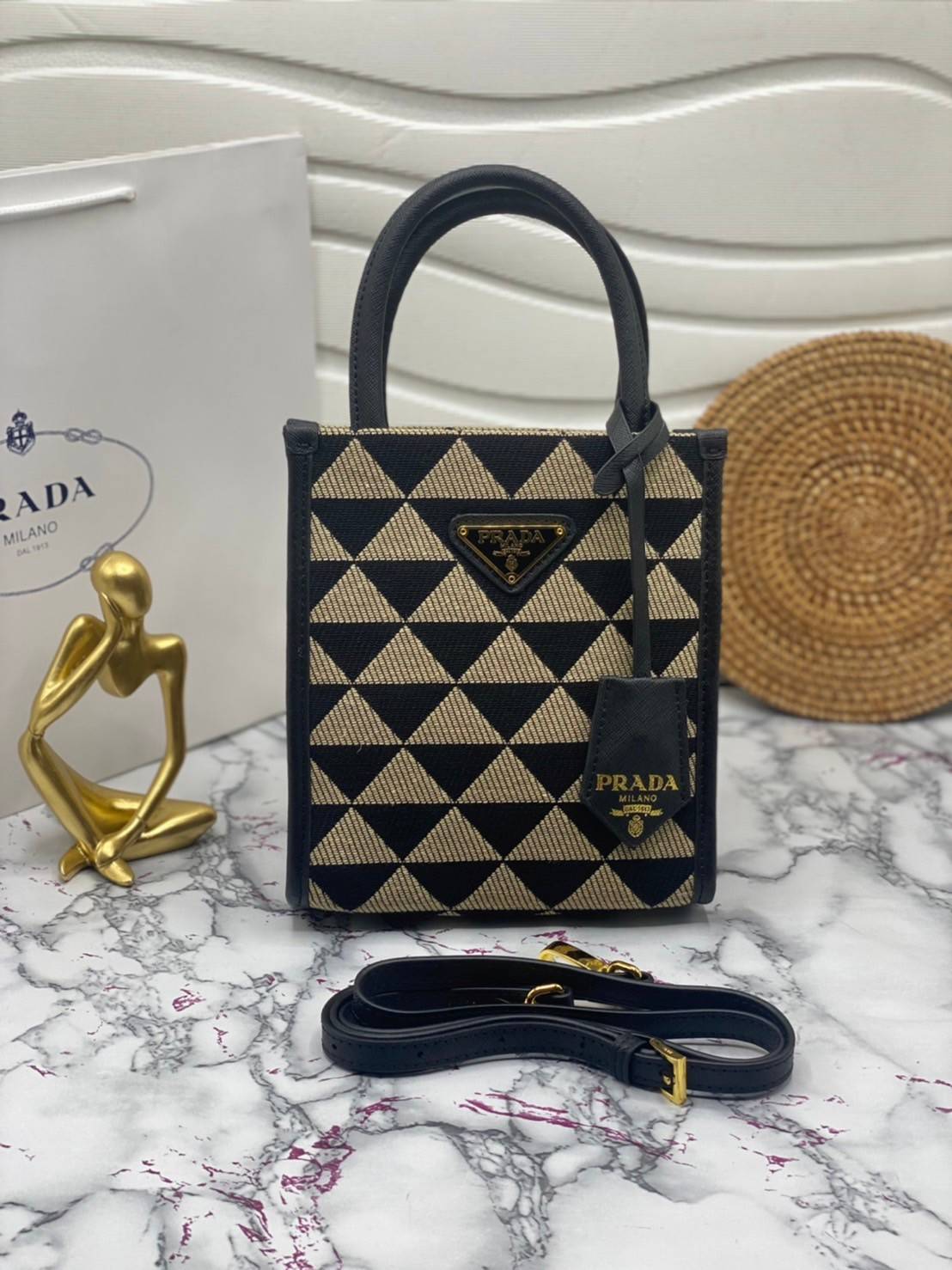 PRADA Symbole jacquard fabric micro bag / Prada triangle ไซส์มินิ แบบใหม่ล่าสุดจากแบรนด์ดัง จัดให้แบบเลิศๆ กับกระเป๋าทรงโท้ท สวยเอกลักษณ์ ภายในโล่งกว้างมาก ใส่ของแบบแน่นๆ จุๆไปได้เลย หมดห่วง!! และยังมีสายครอสบอดี้มาให้ จะสะพายชิคๆคูลๆ จะถือแบบปังๆ ก็เอาอย