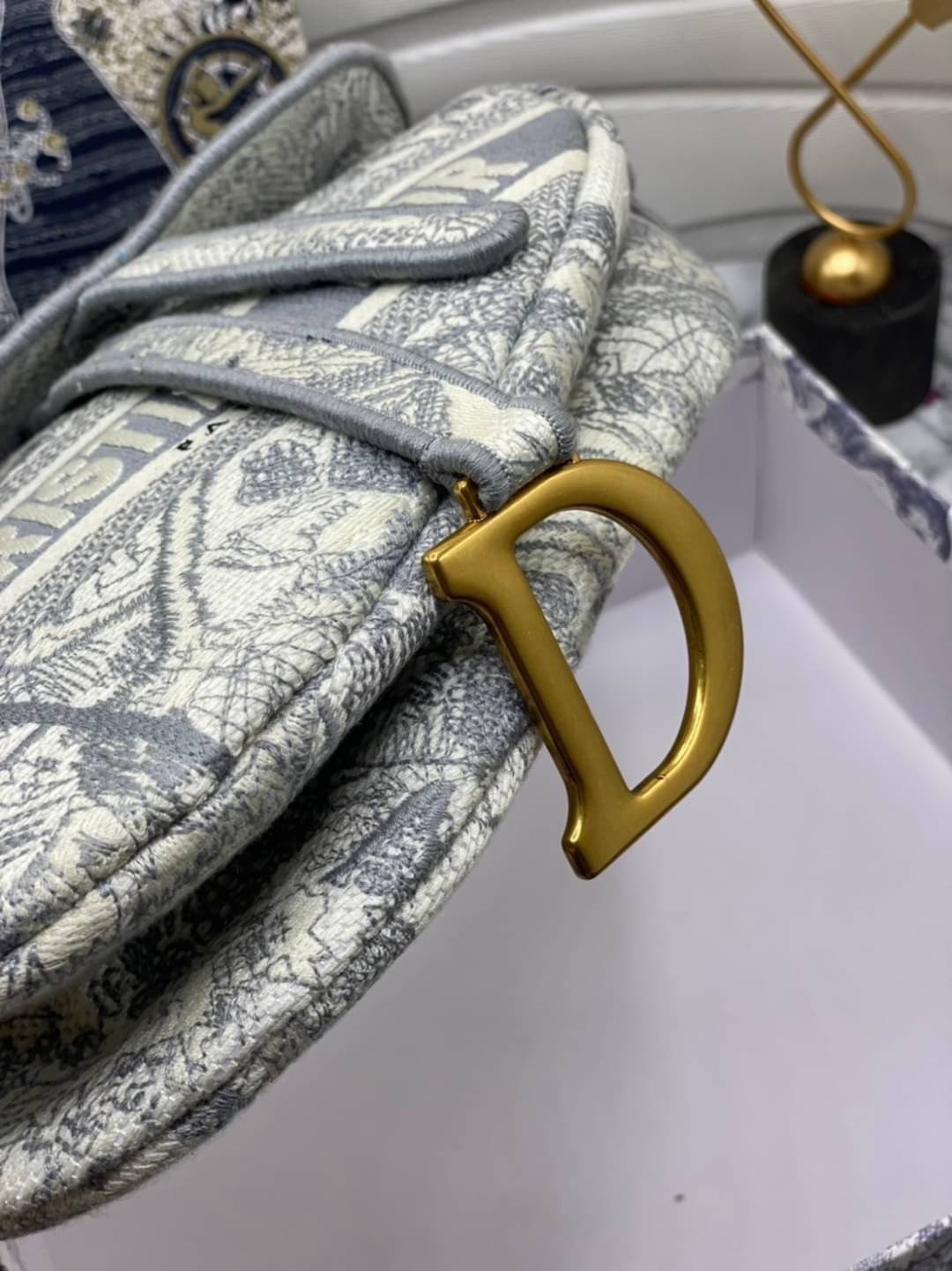 หนังแท้ DIOR SADDLE BAG Toile de Jouy Embroidery กระเป๋ารุ่นยอดนิยมตามแบบฉบับแบรนด์ พร้อมส่งที่ไทย เกรดออริจินอลหนังแท้ ภาพสินค้าถ่ายจากงานขายจริง ใช้งานต่างประเทศได้ค่ะ