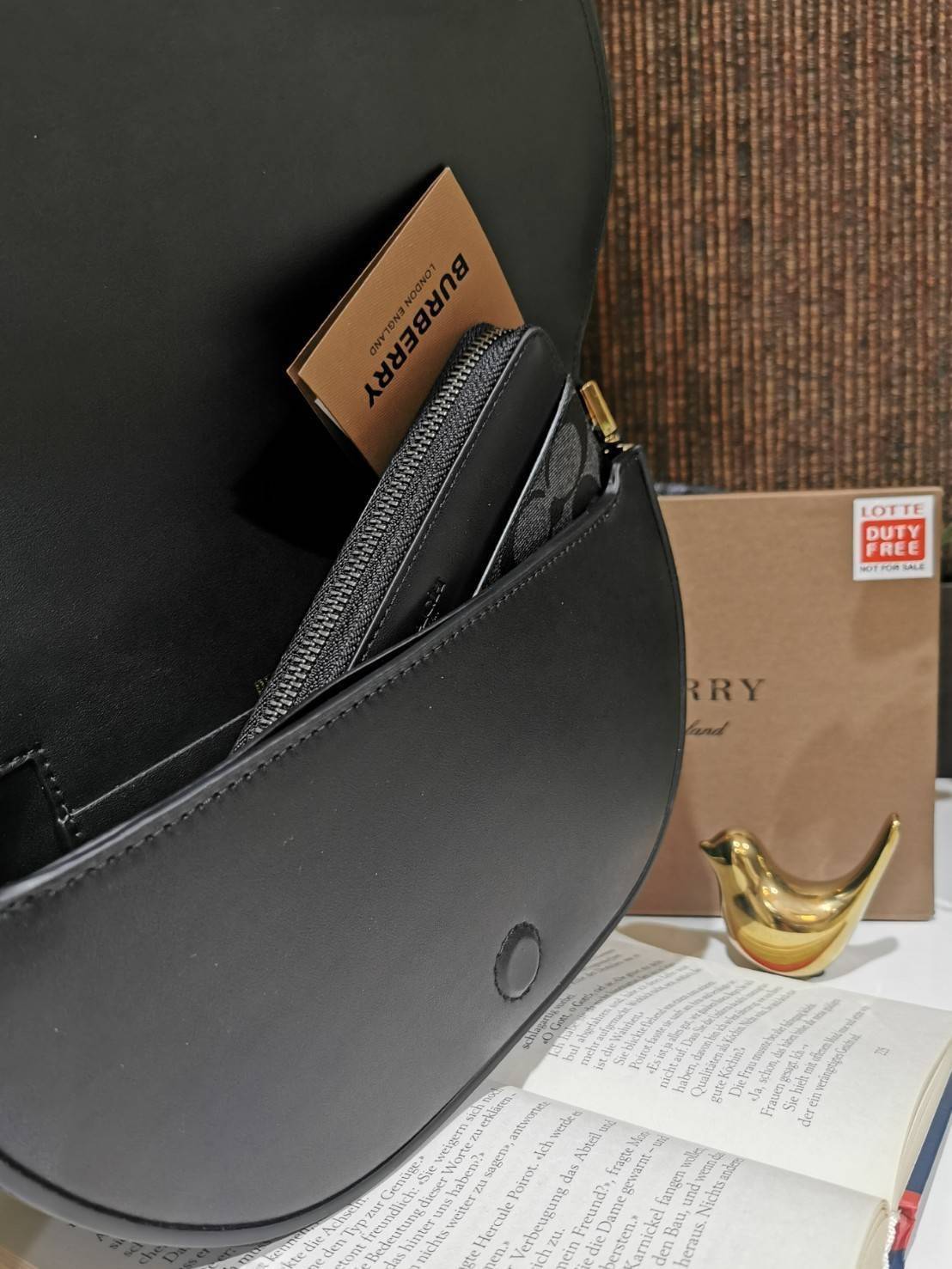 BURBERRY FRAGRANCES HALFMOON BAG VIP GIFT WITH PURCHASE (GWP) กระเป๋าสะพายพรีเมี่ยมกิ๊ฟ Limited Edition รุ่นใหม่จากน้ำหอม BURBERRY DUTY FREE วัสดุหนังแท้ CalfSkin ดีไซน์สวยหรูอยู่ทรงมีโลโก้แบรนด์และช่องซิปด้านหน้า ด้านหลังมีช่องใส่ของ เปิดปิดด้วยฝาปิดแม่เ