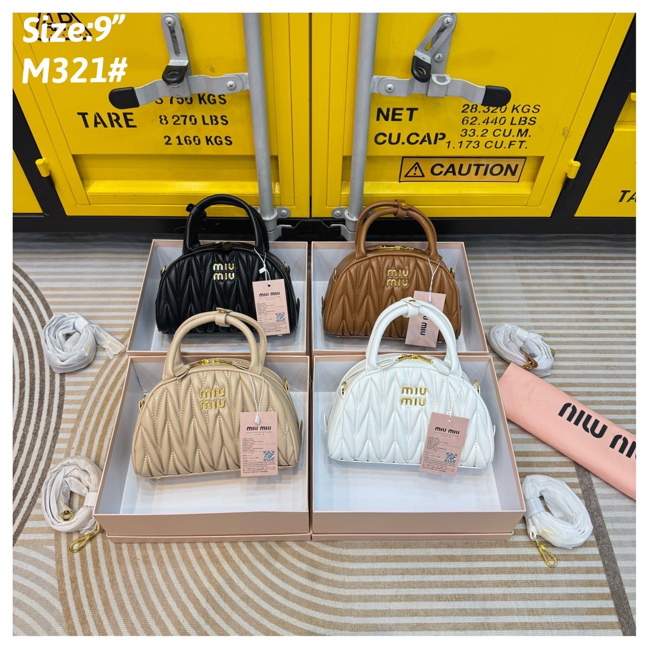 MIU MIU Dumplings leather bag กระเป๋าถือ/สะพายสุดชิค ดีไซน์เพิ่มดีเทล ด้วยการเดินด้ายเป็นเอกลักษณ์ สวยดูแพง ดีไซน์เรียบแต่มากมีอยู่จริง สวยดูแพง แมทชุดได้ง่ายสุด มินิมอลมินิใจ หูจับในตัวง่ายและสะดวกพกพา