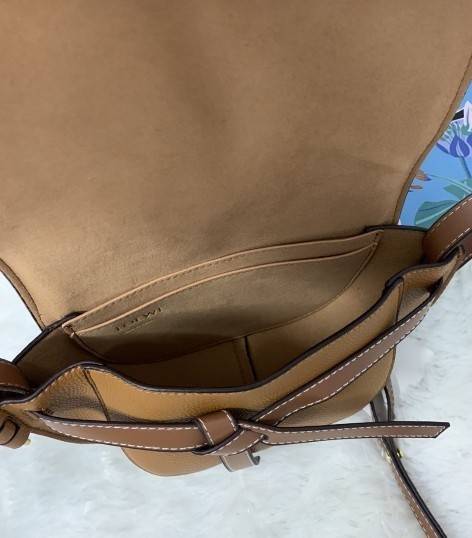 LOEWE Small Leather Gate Crossbody Bag VIP GIFT WITH PURCHASE (GWP) กระเป๋าถือหรือสะพาย Limited จาก LOEWE DUTYFREE COUNTER วัสดุ Canvas & Leather Calfskin หนังแท้ รูปทรงทันสมัย น้ำหนักเบามากค่ะ มาพร้อมสายสะพายยาวสามารถปรับระดับได้ เป็นอีกหนึ่งรุ่นฮิตกันมา