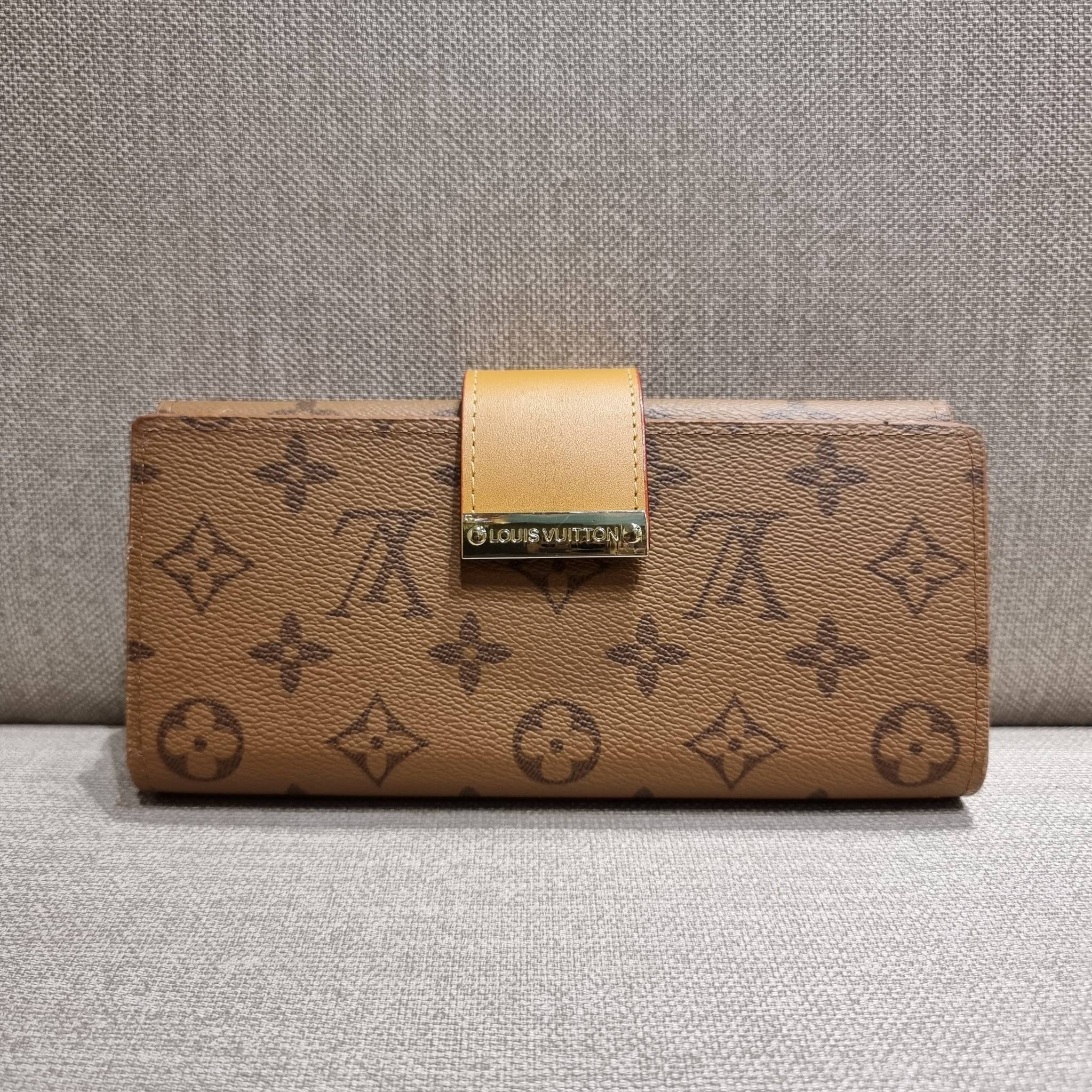 VIP 】ได้เวลาเปลี่ยนกระเป๋าสตางค์รับทรัพย์กันแล้ว!! LV vip wallet กระเป๋าสตางค์พรีเมี่ยมกิ๊ฟ เป็นไอเท็มหายาก ที่สาวๆต้องว้าว!! ใบยาวขนาดกำลังเหมาะมือ ถือแล้วขับผิวทุกสี วัสดุหนังแคนวาส ทนทาน เปิด-ปิดด้วยกระดุม ภายในมีช่องใส่บัตรเยอะมาก แบ่งสัดส่วนสวย ใส่ธน