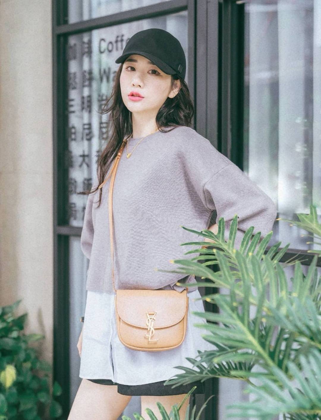 VIP 🥂 สีใหม่พร้อมส่ง! Saint Laurent Kaia Small YSL Plaque Leather Cross Body Bag / YVES SAINT LAURENT YSL BAG VIP วัสดุ Calfskin หนังเรียบอยู่ทรงเปิดปิดด้วยฝาปิดโลโก้แบรนด์อะไหล่ทอง ภายในโล่งมีโลโก้และช่องย่อยสามารถใส่มือถือของใช้จุกจิกได้เยอะ สาย