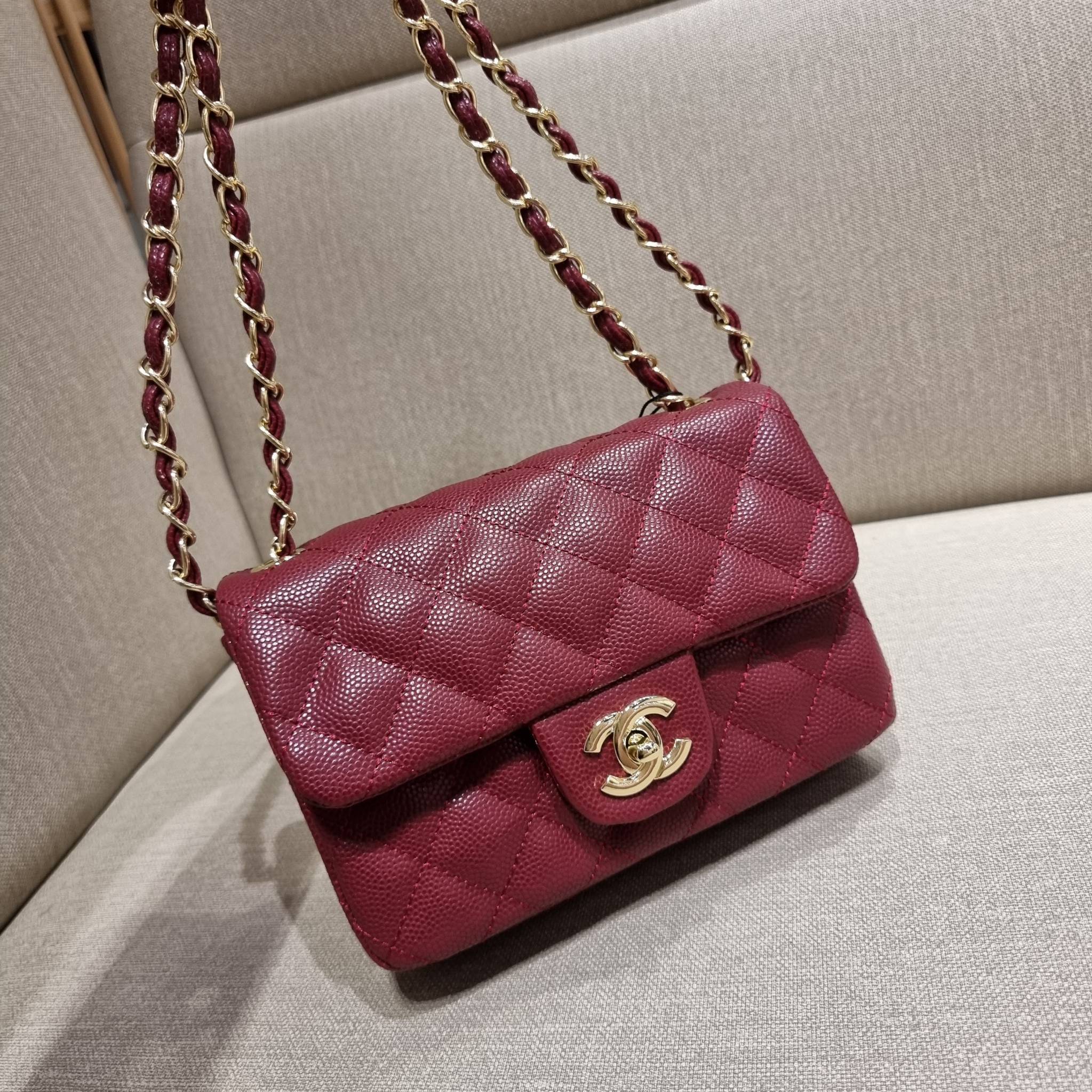 VIP 】3สี คัมแบคทูสต็อค!! จัดมาแน่นๆ พร้อมสีรับความเฮง!! พรีเมี่ยมจากแบรนด์ Chanel vip สุดพิเศษจากเคาน์เตอร์ กระเป๋าสะพาย หนังสังเคราะห์ลายคาร์เวีย หรูหราทั้งอะไหล่เงินและอะไหล่ทอง สะพายแล้วขับผิวมากๆใบนี้ เปิด-ปิดกระเป๋าด้วยตัวบิดล็อค ภายในกระเป๋าบุหนังสี