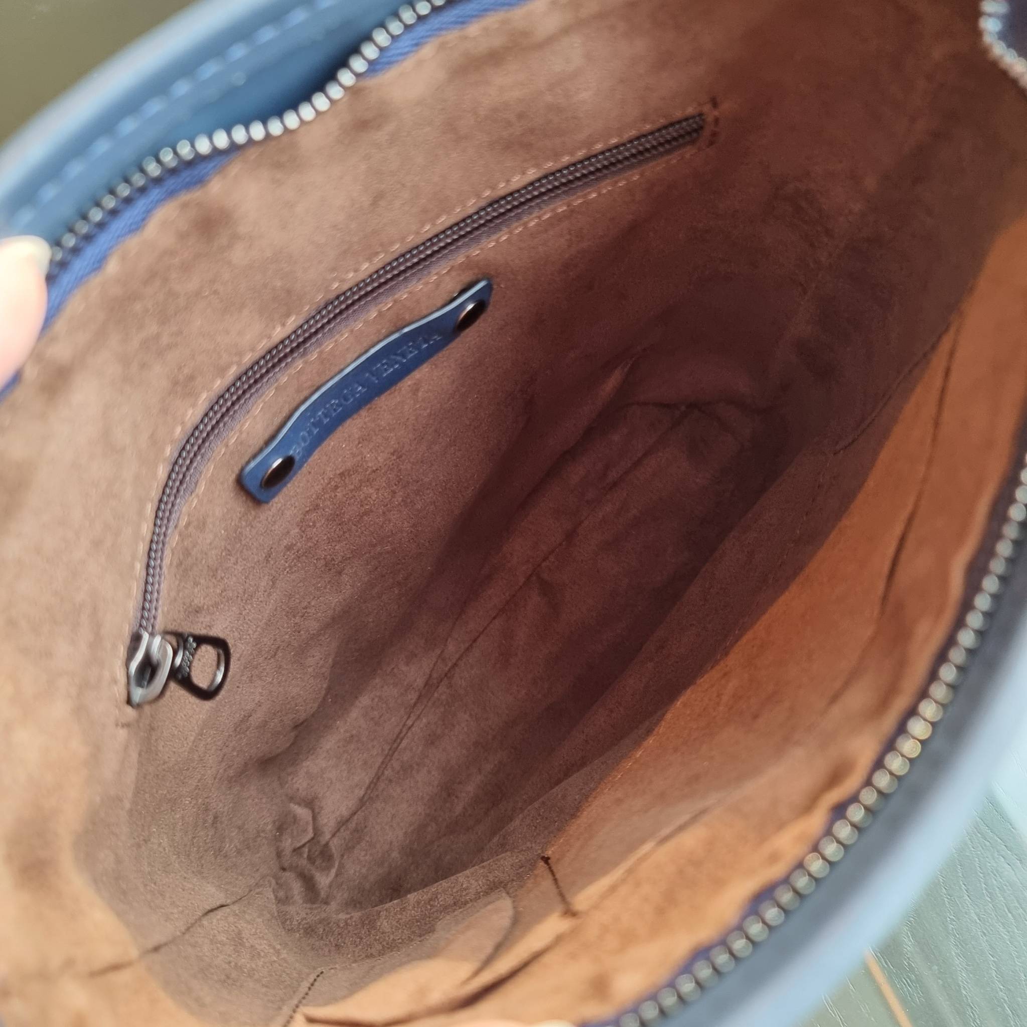 VIP 】อีกหนึ่งไอเท็มเด็ดที่หนุ่มๆรอคอย กระเป๋าสะพายข้างทรงแมสเซนเจอร์ B.ottega venata vip bag ดีไซน์คลาสสิคเอกลักษณ์ ลายสานเรียบหรู ดูแพง ทรงผู้ดี หล่อไปอีก อัพลุคไปอีก วัสดุหนังวัวเต็มใบ เปิด-ปิดด้วยซิป ภายในโล่งกว้างใส่ของได้ครบถ้วนสิ่งสำคัญ สายสะพายปรับ