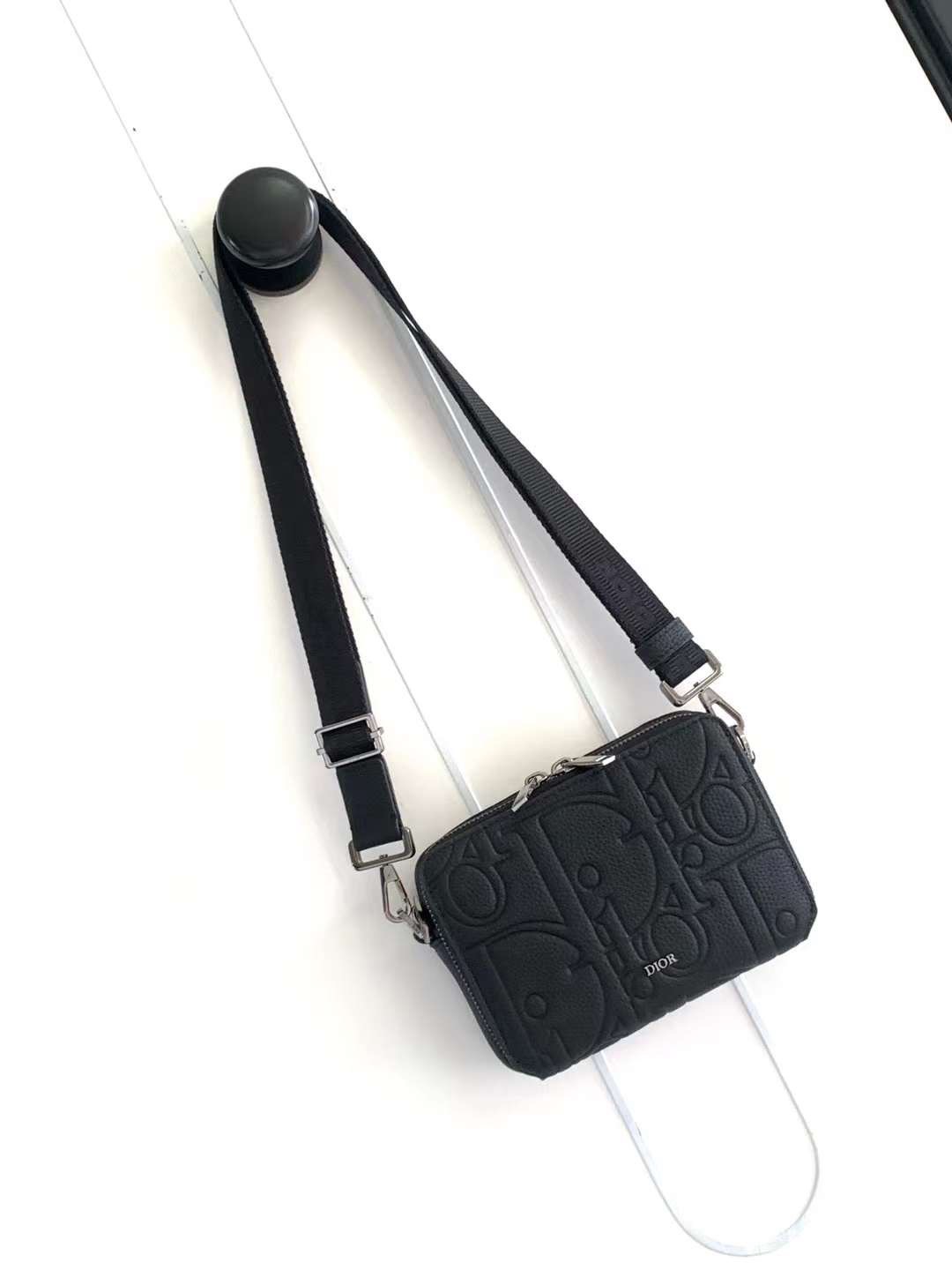 DIOR Zipped Pouch with Strap Black Dior Gravity Leather / Dior Trunk Messenger Bag กระเป๋าสะพายทรงแมสเซ็นเจอร์ ทรงพอชรูปทรงทันสมัย สง่างามเหนือกาลเวลา เกรดท็อปออริ สลับแท้ 1:1