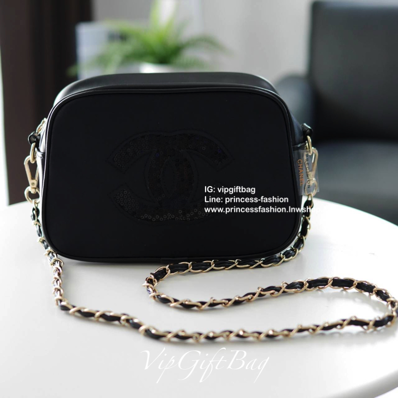 Chanel Nylon Crossbody Bag กระเป๋าสะพายทรงสวย งานพรีเมี่ยมกิ้ฟ Limited Edition ของแท้ 100% นำเข้าจาก Chanel Perfume Counter ใบกะทัดรัด วัสดุหนัง PU ประดับโลโก้ CC สุดคลาสสิค ซับใน Polyester 100% เปิดปิดด้วยซิปอะไหล่ทอง ใส่กระเป๋าสตางค์ยาว ของใช้ได้กำลังพอ