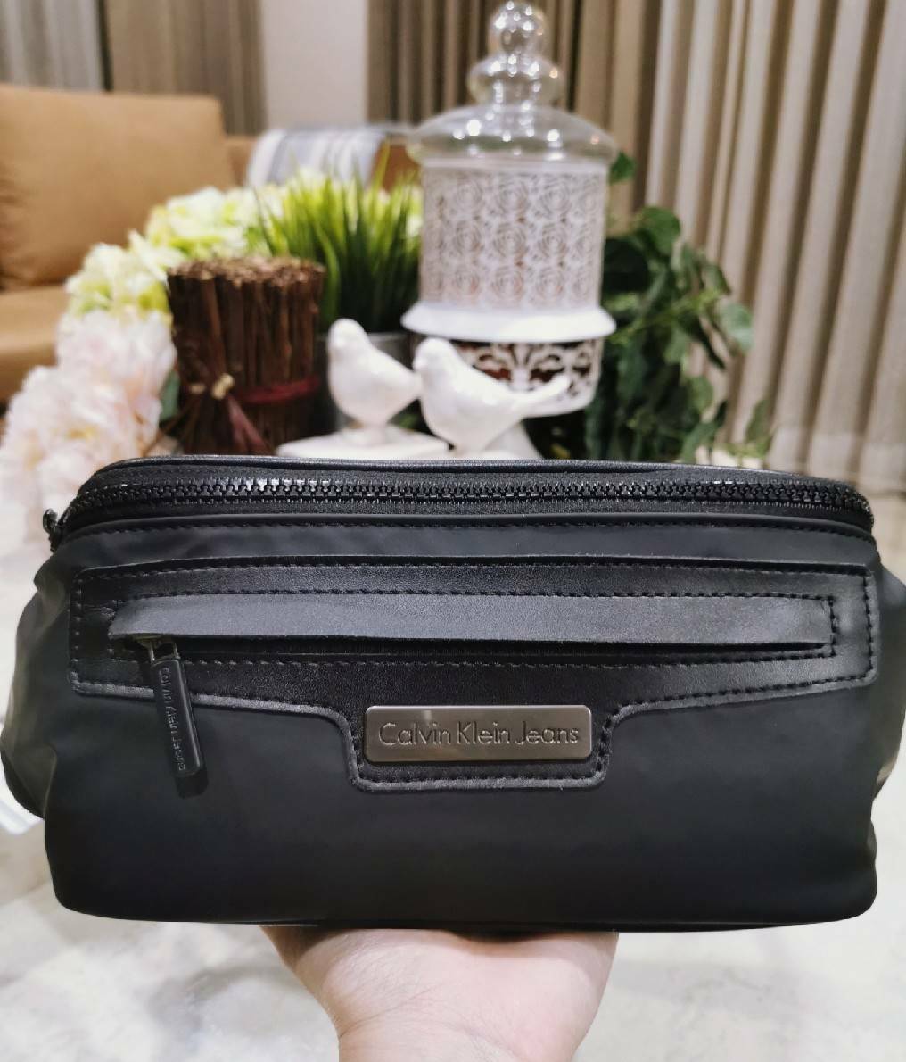 CALVIN KLEIN" JEANS NYLON WAIST BAG กระเป๋าสะพายคาดเอวหรือคาดอกอกรุ่นใหม่ล่าสุดดีไซน์สุดฮิต Limited Edition จาก Calvin Klein Factory วัสดุ Nylon+Polyester 100% คุณภาพดีดูเเลรักษาง่าย กันน้ำ เปิดปิดด้วยซิปสะดวกใช้ หัวซิปแบรนด์ด้านหน้ามีโลโก้และช่องซิป