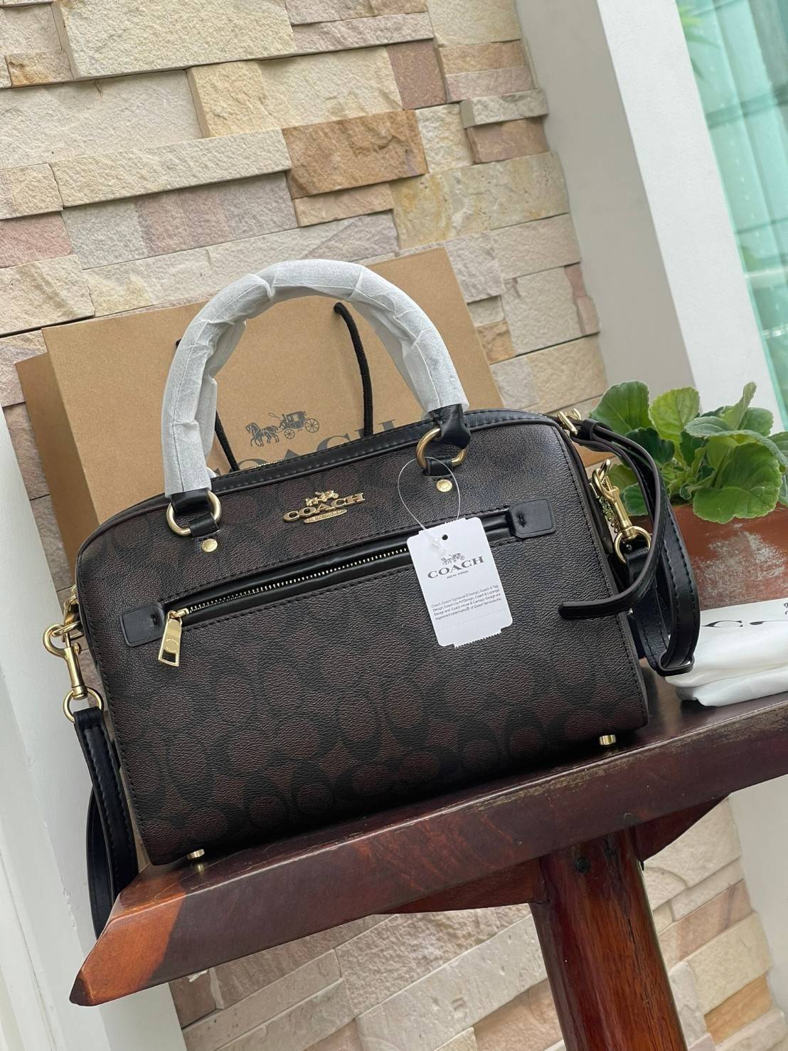 COACH Signature Canvas Rowan Satchel Crossbody จุดเด่นของกระเป๋าทรงsatchel bag คือรูปทรงของกระเป๋าดูแข็งแรง มั่นคง ไม่เสียทรงง่าย มาพร้อมหูหิ้วที่ด้านบนของกระเป๋า ลายแคนวาสที่เป็นซิกเนเจอร์แบบเอกลักษณ์ ช่องใช้งานทุ้งภายในและภายนอก นอกจากนี้ กระเป๋าประเภทน