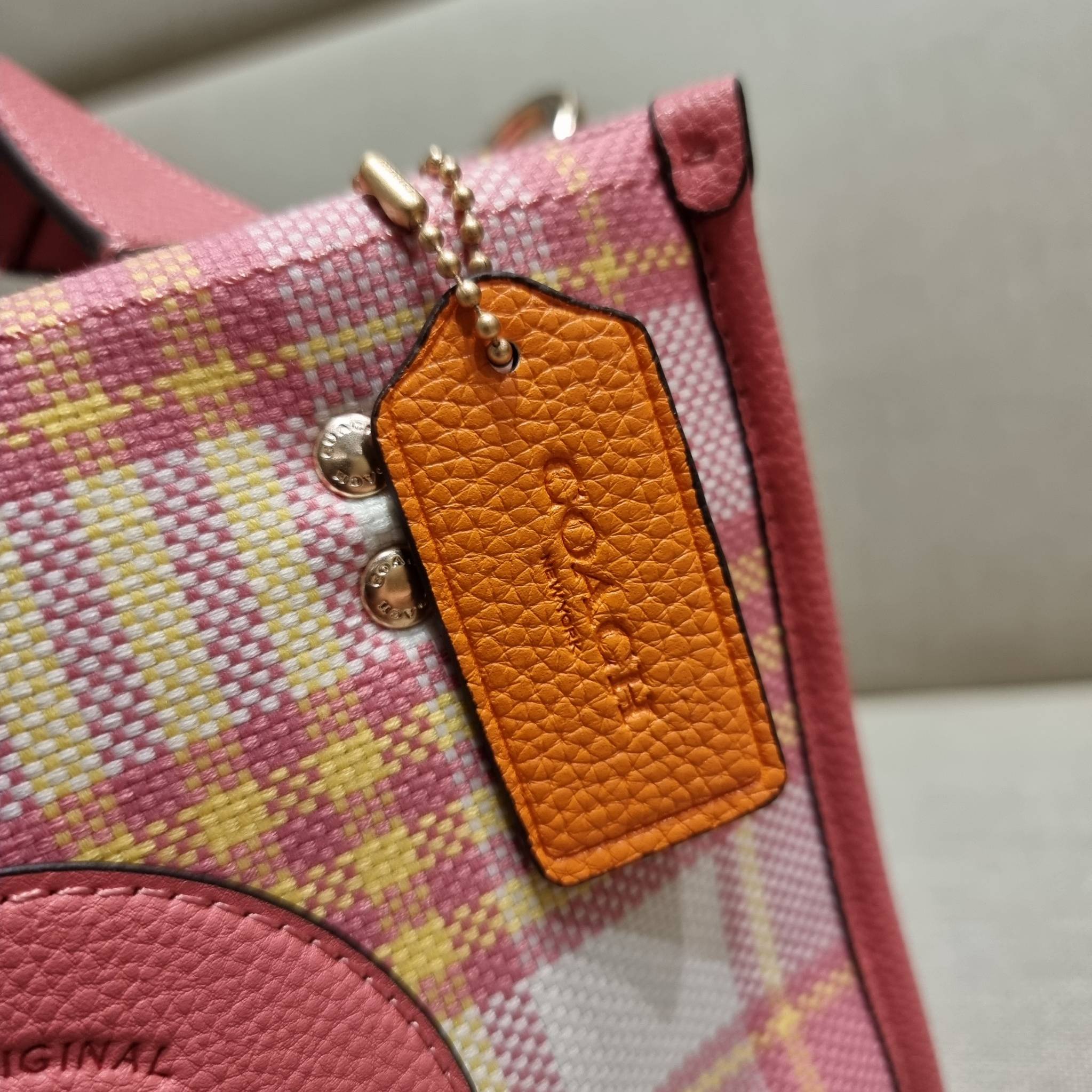 COACH C8198 DEMPSEY TOTE 22 WITH GARDEN PLAID PRINT AND COACH PATCH คอลใหม่สุดคิ้วท์ หวานๆใสๆ น่ารักชะมัด!! ดีไซน์ลายสก็อต เหมาะกับฟีลลิ่งปิคนิคเป็นที่สุด กระเป๋าทรงโท้ท ไซส์กำลังสวย ฟังก์ชั่นการใช้งานก็สะดวกที่สุด มีทั้งสายคล้องในตัว และสายครอสบอดี้ วัสด