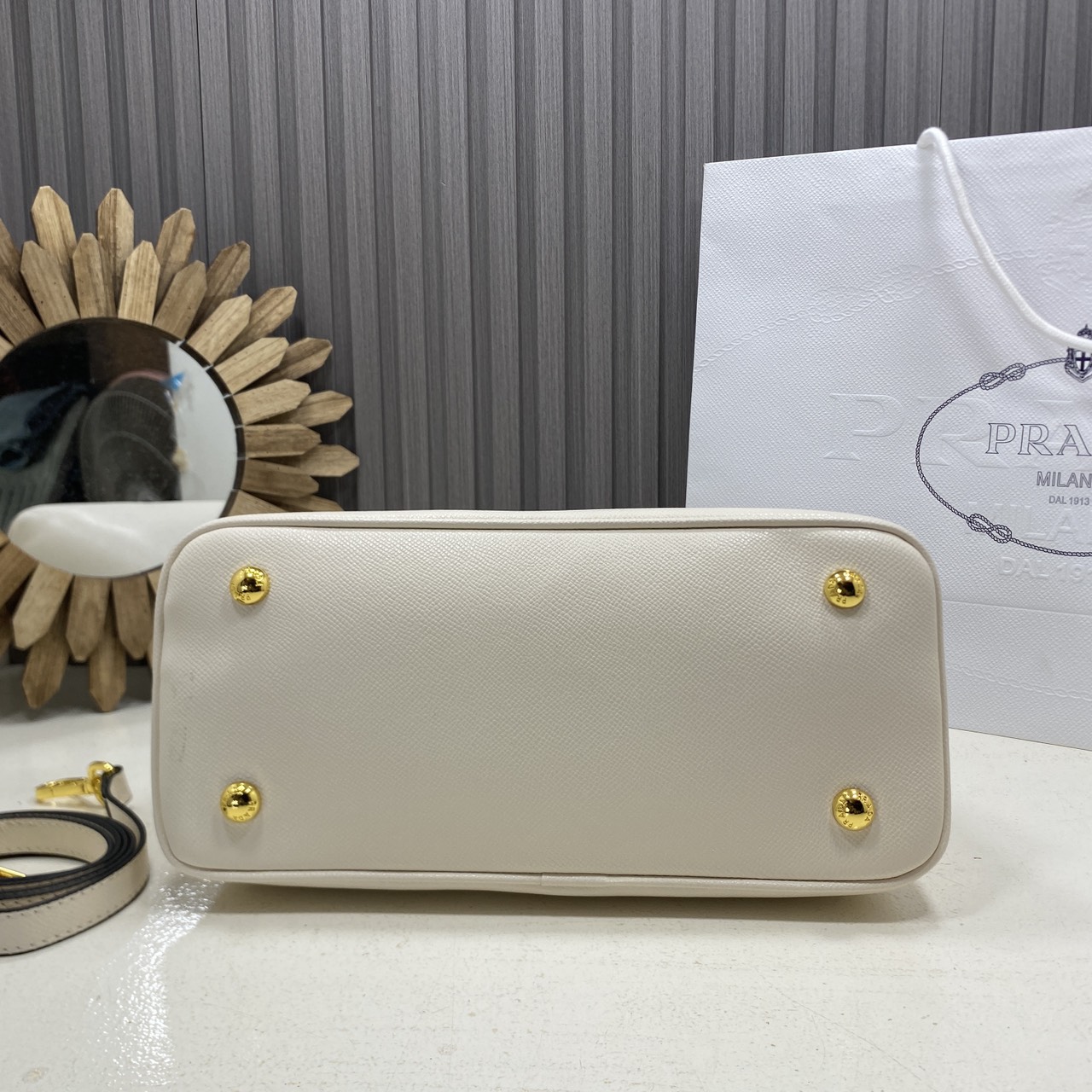 ORI หนังแท้ | Prada Matinee Medium Saffiano Leather Bag 28cm กระเป๋าสะพายทรงโฮโบสวยหรู ดีไซน์เรียบหรูตามแบบฉบับแบรนด์ ยังคงความเรียบแต่มากไว้อย่างหรูหราลงตัว ใช้งานได้หลากหลายโอกาส