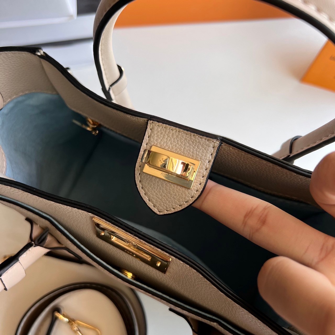 หนังแท้ LV On My Side PM กระเป๋าโท้ทขนาดกะทัดรัดที่ผลิตจากหนังลูกวัวเนื้อนุ่ม เกรดออริจินอล ภาพสินค้าถ่ายจากงานขายจริง ใช้งานต่างประเทศได้