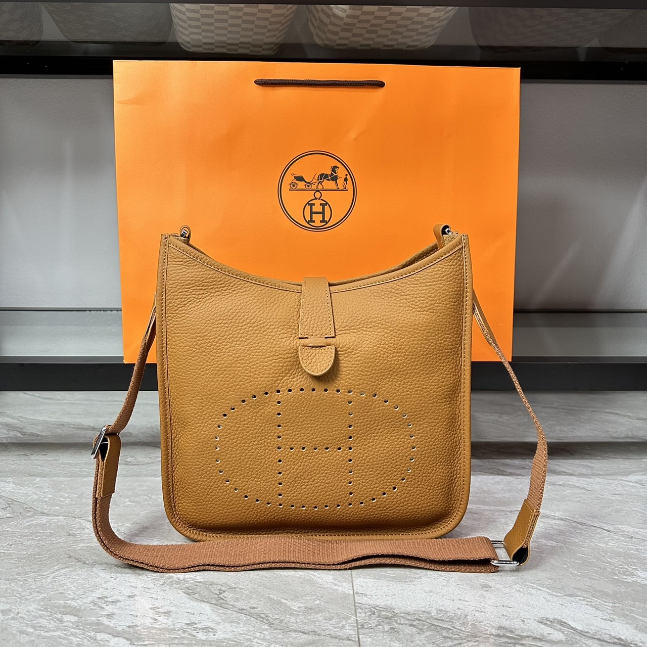 HERMES Evelyne PM Bag The Perfect Crossbody Bag 29cm กระเป๋าทรงโท้ทแบรนด์หรู เอกลักษณ์ของความสง่างาม เกรดออริ สลับแท้ 1:1 ใช้งานต่างประเทศได้