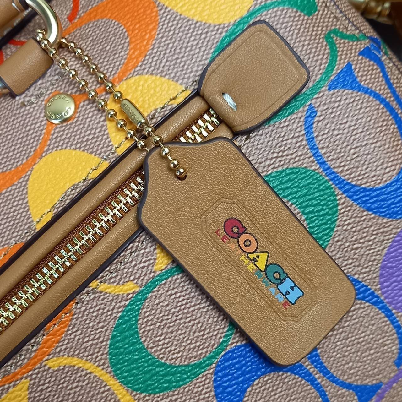 COACH ROWAN SATCHEL IN RAINBOW SIGNATURE CANVAS (COACH C4396)🌈 คอลเลคชั่นที่มาแรงที่สุด ร้อนแรงได้อย่างไม่มีแผ่วลงเลยสักนิด! โดดเด่น สดใส สะดุดตา🌈 ระดับตัวTOP ต้องยกให้เธอเลย กับ COACH ทรงหมอน 10" คอลเลคชั่นนี้// วัสดุหนังแคนว