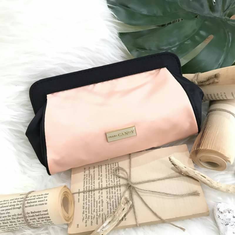 PRADA CANDY COSMETIC BAG GIFT WITH PURCHASE (GWP) จากเคาน์เตอร์ต่างประเทศรุ่น Limited Satin Material ทรง cluth ขนาดกำลังน่ารัก ด้านหน้ามีโลโก้ brand เปิดปิดด้วยแถบเเม่เหล็กซ่อนที่ปากกระเป๋า ซับใน Polyester มีช่องแบ่งสามารถใส่เครื่องสำอางค์ เครื่องเขียน เค