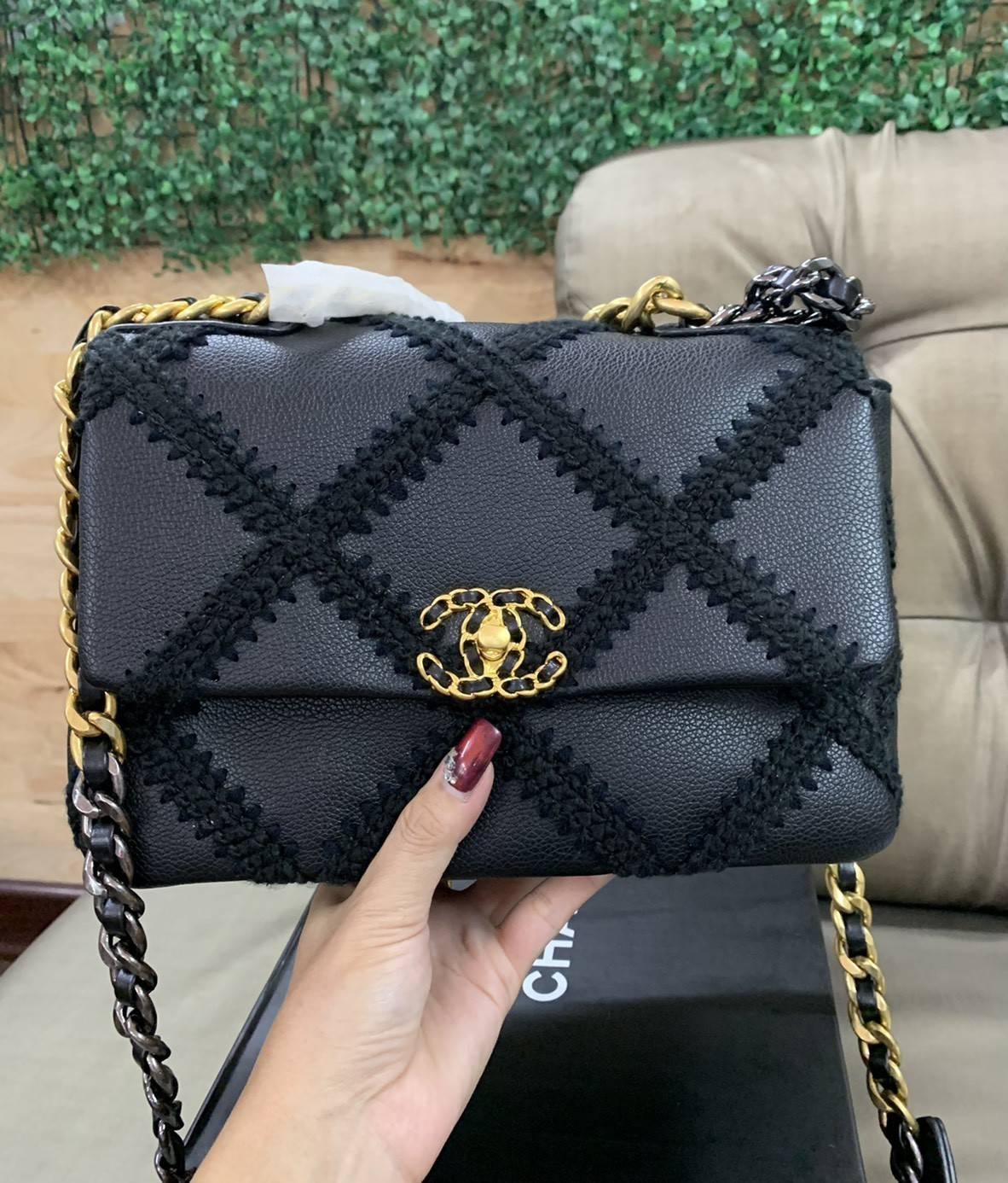 CHANEL 19 Large Stitch Bag VIP GIFT WITH PURCHASE (GWP) พรีเมี่ยมกิ้ฟ Limited Edition จาก Chanel DUTY FREE COUNTER กระเป๋าสะพายทรงคลาสสิค ตกแต่งด้วยการเย็บตะเข็บขนาดใหญ่ วัสดุหนังแท้(calfskin)ผสมผ้าทวีด หนังนิ่มมาก เงาขึ้นรูปสวยค่ะ ดีไซต์สายสะพายโซ่สองสีส