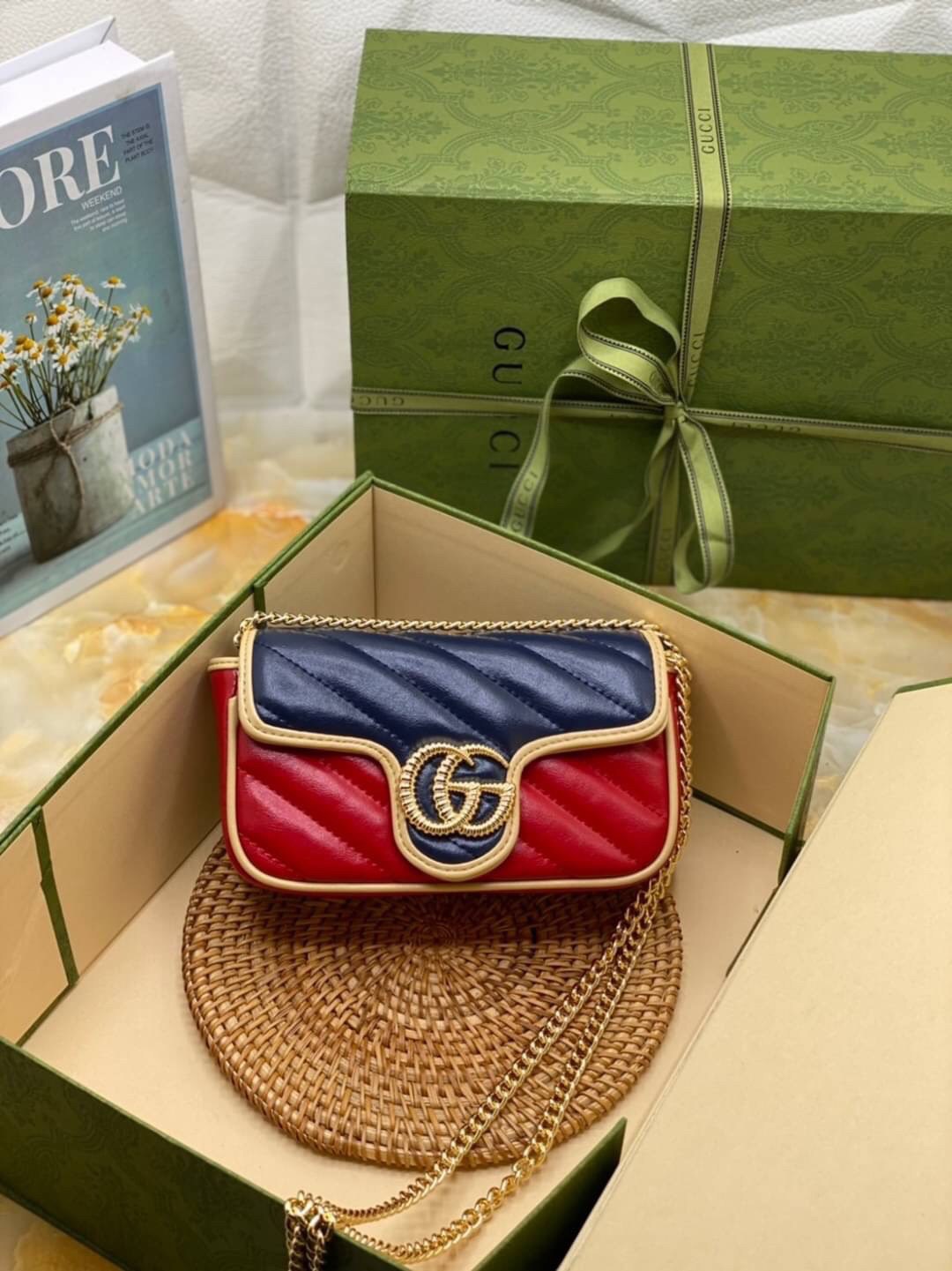 หนังแท้ VIP GIFT 】GUCCI GG Marmont super bag [mini & small] กระเป๋าสะพายข้าง โทนสีสดใสเล่นสีทูโทนตัดกันอย่างลงตัว เฟี๊ยดมากค่ะ ไซส์กะทัดรัด พกพาง่าย น้ำหนักเบา ดีไซน์สวย ภายในโล่งกว้าง มาพร้อมสายสะพายโซ่อะไหล่ทองในตัว ปรับใช้ได้ทั้งแบบสะพายเดี่ยว และสะพาย