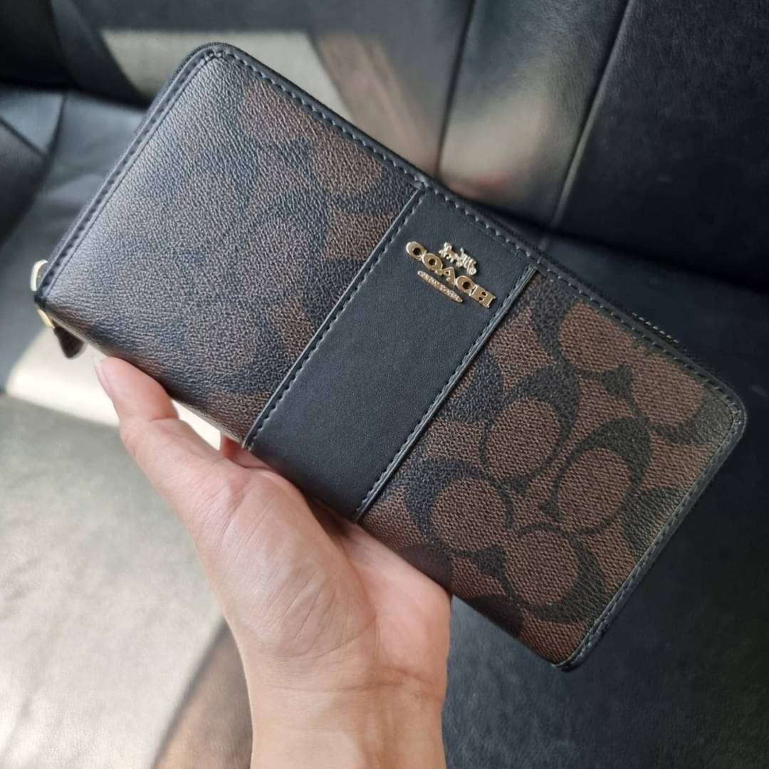 COACH F54630 ACCORDION ZIP WALLET IN SIGNATURE COATED CANVAS WITH LEATHER STRIPE กระเป๋าสตางค์ใบยาวรุ่นคลาสสิค คัดสีขายดีมาให้กันเลยจ้า ♥️ วัสดุหนังแคนวาสเคลือบลาย เปิด-ปิดด้วยซิปรอบ รูดใช้งานง่าย ใส่บัตรได้ มีช่องซิปใส่เหรียญ ใส่มือถือได้ พกใบนี้ใ