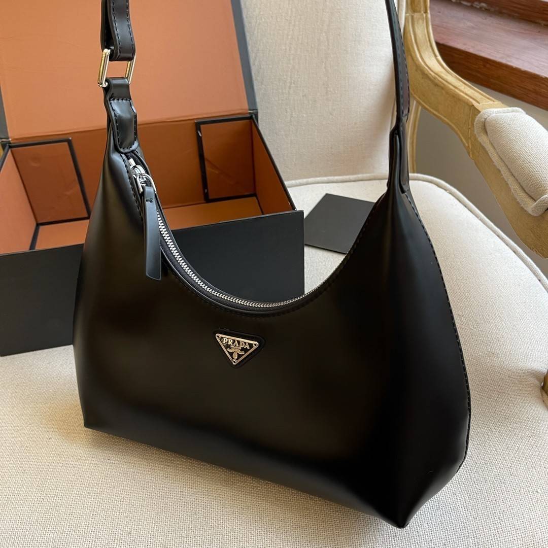 PRADA LEATHER HANDBAG ขนาดกะทัดรัด พกพาสะดวก Everyday look อะไหล่เงิน หนังเงาหนาอยู่ทรงสวย ด้านหน้ามีโลโก้แบรนด์ เปิดปิดด้วยซิป อะไหล่เงิน