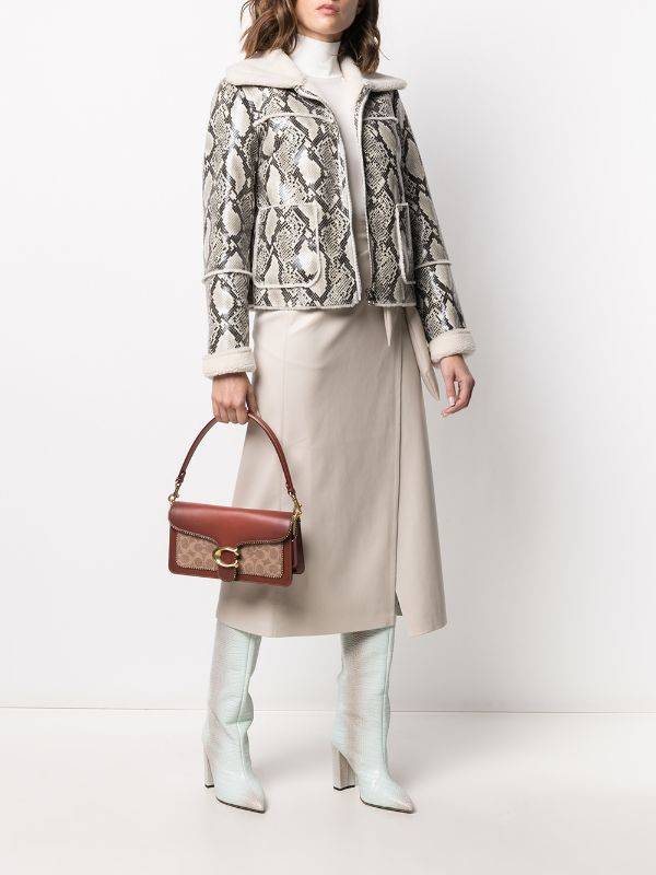 COACH TABBY SHOULDER BAG 26 IN SIGNATURE CANVAS WITH BEADCHAIN (6793,91215) กระเป๋าสะพายไหล่ ดีไซน์วินเทจย้อนยุค สวยคมชัด คลาสสิคใช้ได้ทุกลุค วัสดุหนังแท้สลับหนังแคนวาสเคลือบลาย เปิด-ปิดด้วยแม่เหล็กในตัว รับรองแน่นหนา ด้านหลังมีช่องแยก ภายในเป็นช่องโล่ง ข