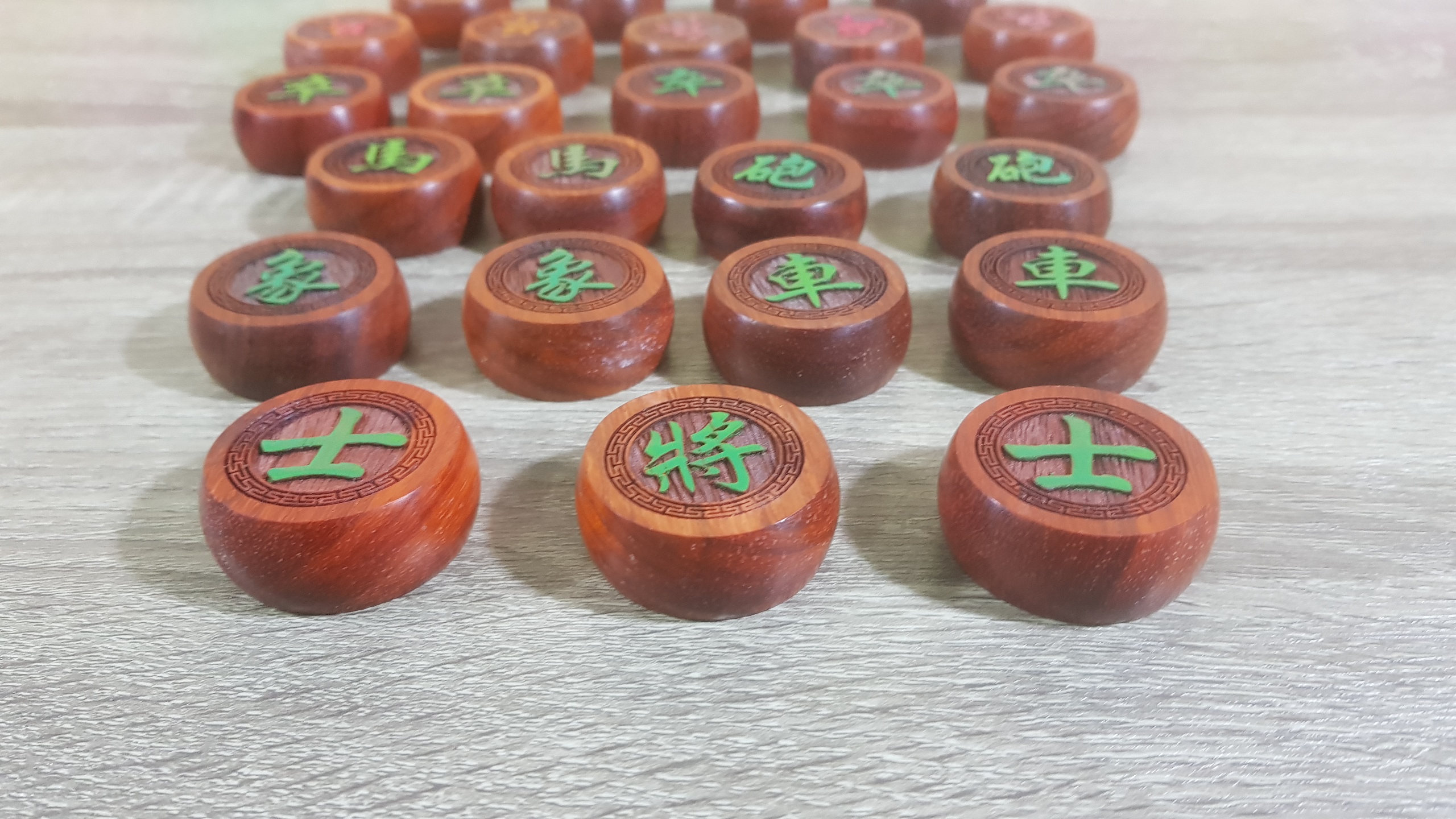 ชุดหมากรุกจีนตัวไม้จันแดงพร้อมกระดานผ้าหนังPVC