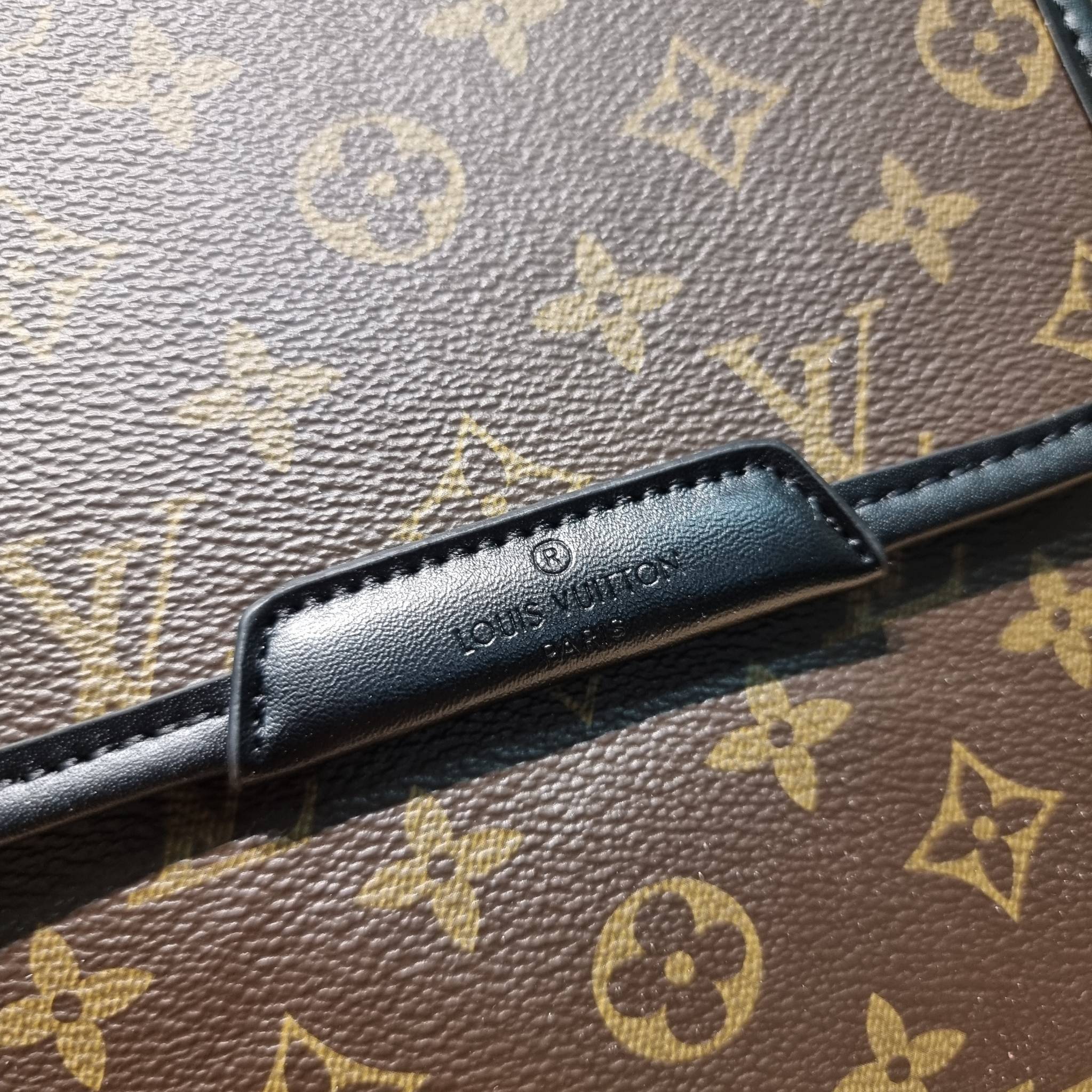 LV bass macassar monogram bag ของใหม่จัดให้หนุ่มๆ กับกระเป๋าสะพายทรงแมสเซ็นเจอร์ ไซส์กำลังดี เหมาะกับหนุ่มๆที่รักความคล่องตัว วัสดุหนังแคนวาสตัดสลับหนัง