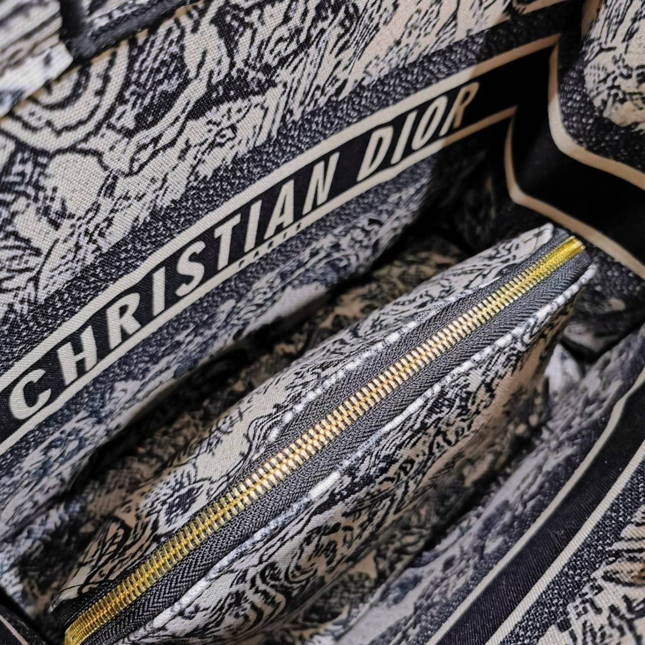 "ซื้อ1ได้ถึง2ใบ!" DIOR TOTEBAG WITH CLUTCH สวยหรูดูดี Setสุดคุ้มได้ทั้งกระเป๋า Dior Anagram Totebag + กระเป๋าคลัชเครื่องสำอาง + Dior Twilly สำหรับผูกกระเป๋าหรือผูกผมได้ ไอเท็มสุดฮิตสวยปังน่าใช้น่าสะสม มาพร้อมกล่องแบรนด์ จะซื้อใช้เองหรือมอบเป็นขอ