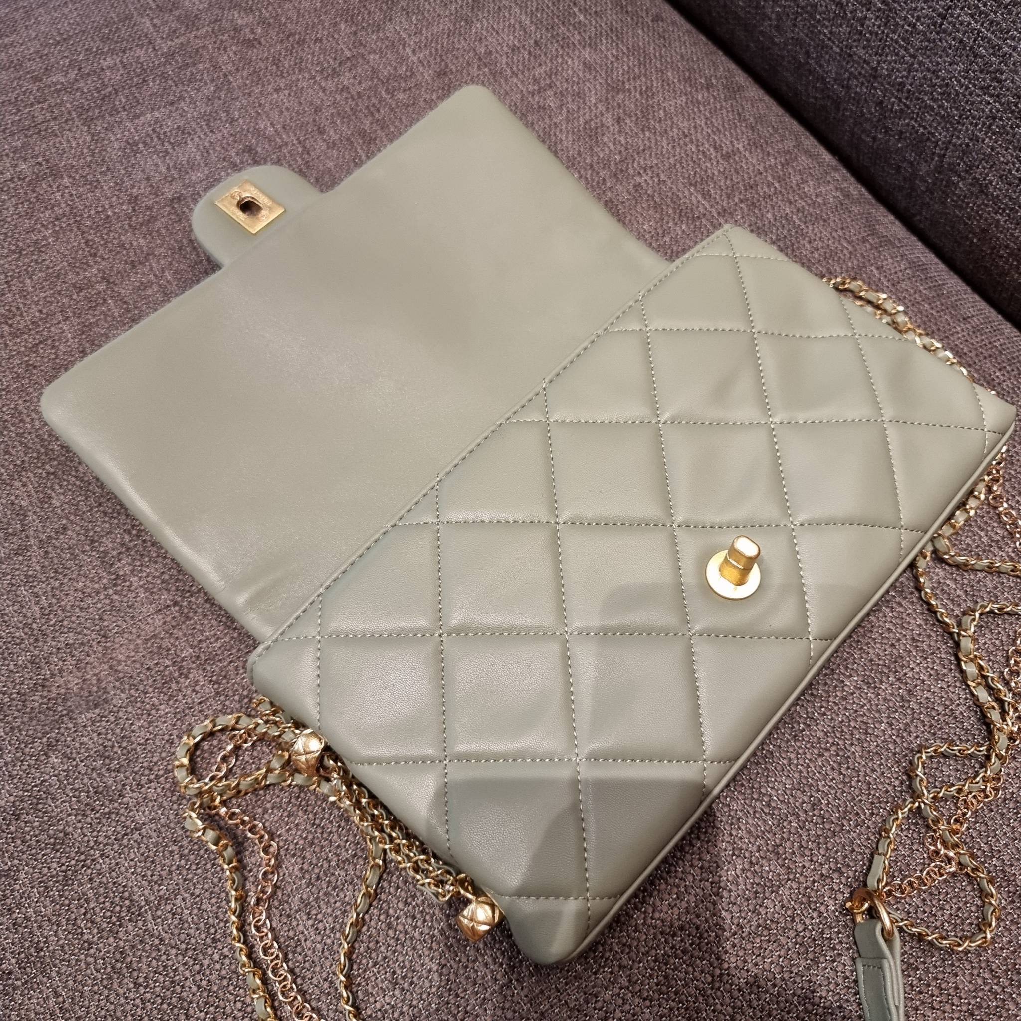 VIP 】สวยหรูพร้อมเสิร์ฟ!! กับไอเท็มสุดเลิฟจาก Chanel กระเป๋าสะพายที่สุดของความคุ้มค่า วัสดุหนังแกะนิ่มเต็มใบ เปิด-ปิดกระเป๋าด้วยตัวบิดล็อค ภายในกระเป๋าบุผ้าสวยหรู มีช่องโล่งกว้างจุของได้สบาย ใส่โทรศัพท์ กระเป๋าสตางค์ได้ มีช่องซิป 1 ช่อง ช่องย่อย 1 ช่อง ดีเ