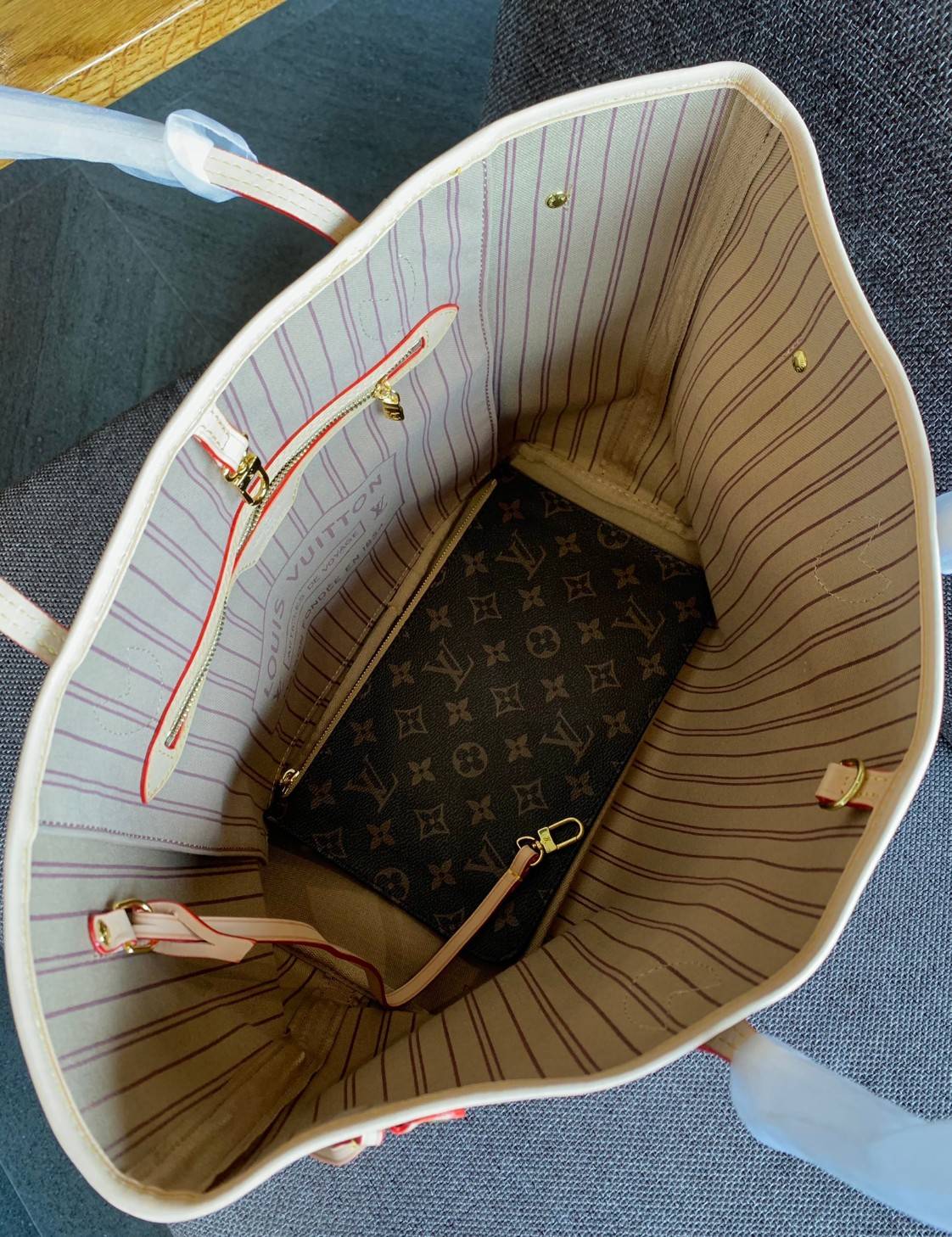 VIP 】LOUIS VUITTON NEVERFULL MM พร้อมส่ง มาพร้อมใบลูก สุดคุ้มค่าา❗️ กระเป๋าหิ้ว//คล้องไหล่ ใบใหญ่ ทรงสุดฮิตจาก LV premium gift เคาเตอร์ ตปท. หนังแท้ นิ่มลายLV ทั้งใบสวยงามค่ะ ปากกระเป๋ามีตัวคล้อง ภายในกระเป๋กว้างมากๆ สาวๆที่สัมภาระเยอะหายห่วงเลยค่ะ