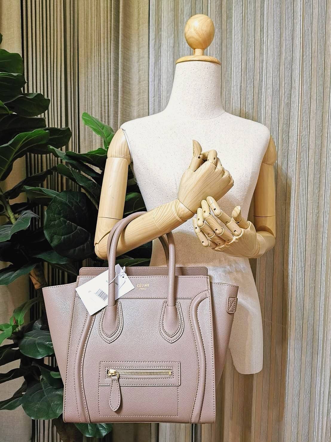 CELINE HANDLE BAG VIP GIFT WITH PURCHASE (GWP) พรีเมี่ยมกิ๊ฟรุ่นใหม่ Limited Edition จาก CELINE HAUTE PARFUME DUTYFREE COUNTER หนังแท้ Calf Skin Leather มาในดีไซน์สุดหรูยอดนิยมหนังนิ่มหอมขึ้นเทคเจอร์สวยอยู่ทรง เปิดปิดด้วยซิปสะดวกใช้ ด้านหน้ามีโลโก้แบรนด์ 