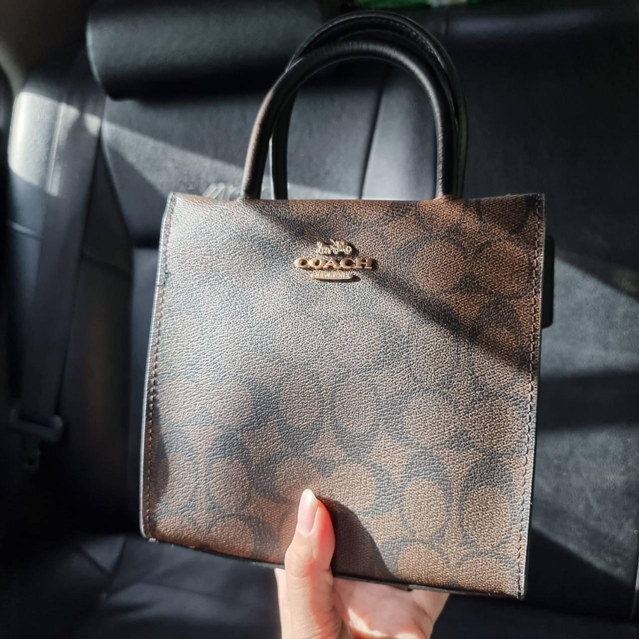 COACH MINI CALLY CROSSBODY IN SIGNATURE ((3599, 2184, 5693, 2134, 2183)) พร้อมส่งที่ไทยทันที! กระเป๋าสะพายครอสบอดี้ร์ กระเป๋าครอสบอดี้โท้ทมินิไซส์ รุ่นใหม่สุดฮอต!! ใบจริงคือน่ารักม้ากกกก!! สวยอยู่ทรง น่ารักน่าใช้ ทรงTote ปากกระเป๋าเปิดปิดแบบแม่เหล็ก ภายใน