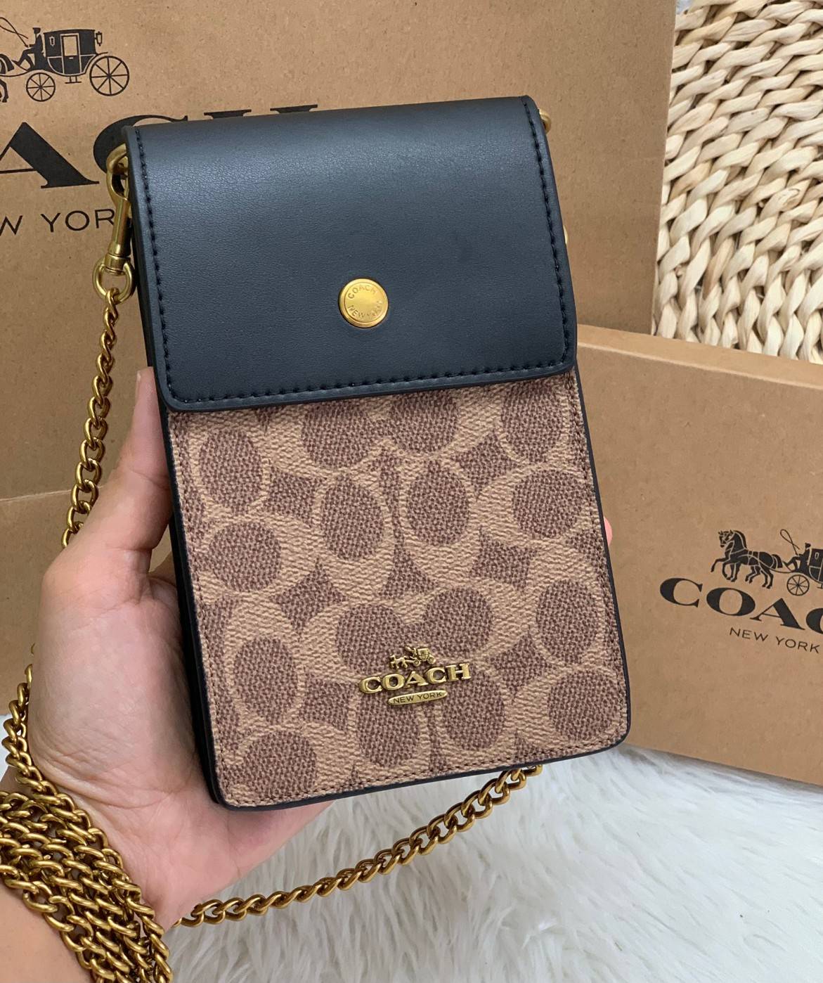 COACH PHONE CASE CROSSBODY BAG ((73486//76988//76357//39955//91046)) COACH NORTH/SOUTH CROSSBODY IN SIGNATURE CANVAS กระเป๋าใส่โทรศัพท์รุ่นนี้ มีความโดดเด่นทั้งดีไซน์และคุณสมบัติในการใช้งาน ด้วยลวดลายที่มีซิกเนเจอร์เป็นเอกลักษณ์แล้ว ด้านหลังยังมีช่องใส่กา