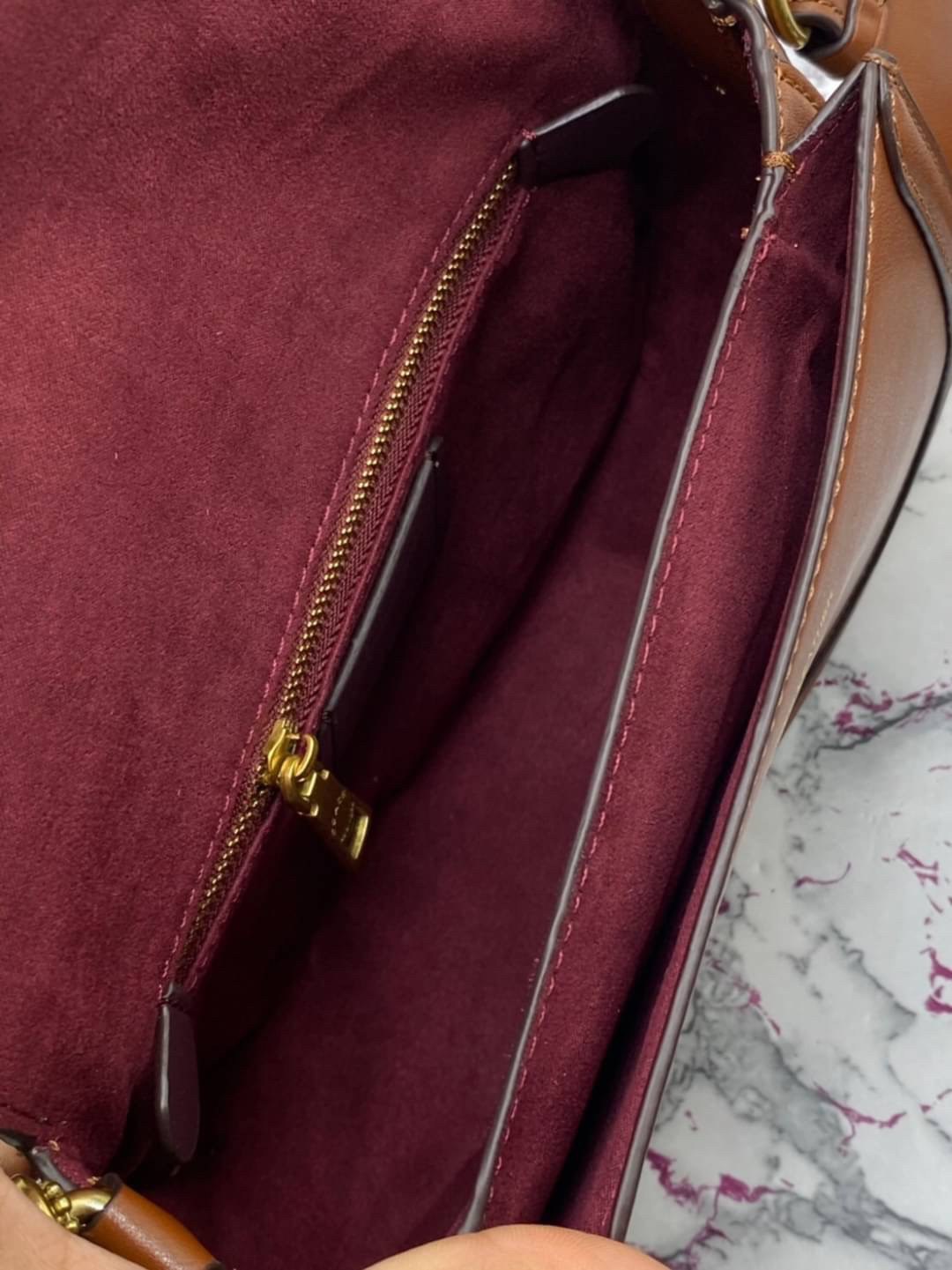 Coach Printed Coated Canvas And Glovetaanned เข้าเพิ่ม 4 แบบ มี 2สาย สายหนังและสายสปอร์ต สุดคุ้มเลยค่าา พร้อมส่งที่ไทยอีกครั้ง ฮอตฮิตไม่เลิกค่ะ ถามหากันเยอะมาก! กระเป๋าสะพายครอสบอดี้ร์ วัสดุหนังแท้ชั้นดีที่สุด! หนังสวย บวกกับอะไหล่แบรนด์ที่ดูเด่นคลาสสิคตร