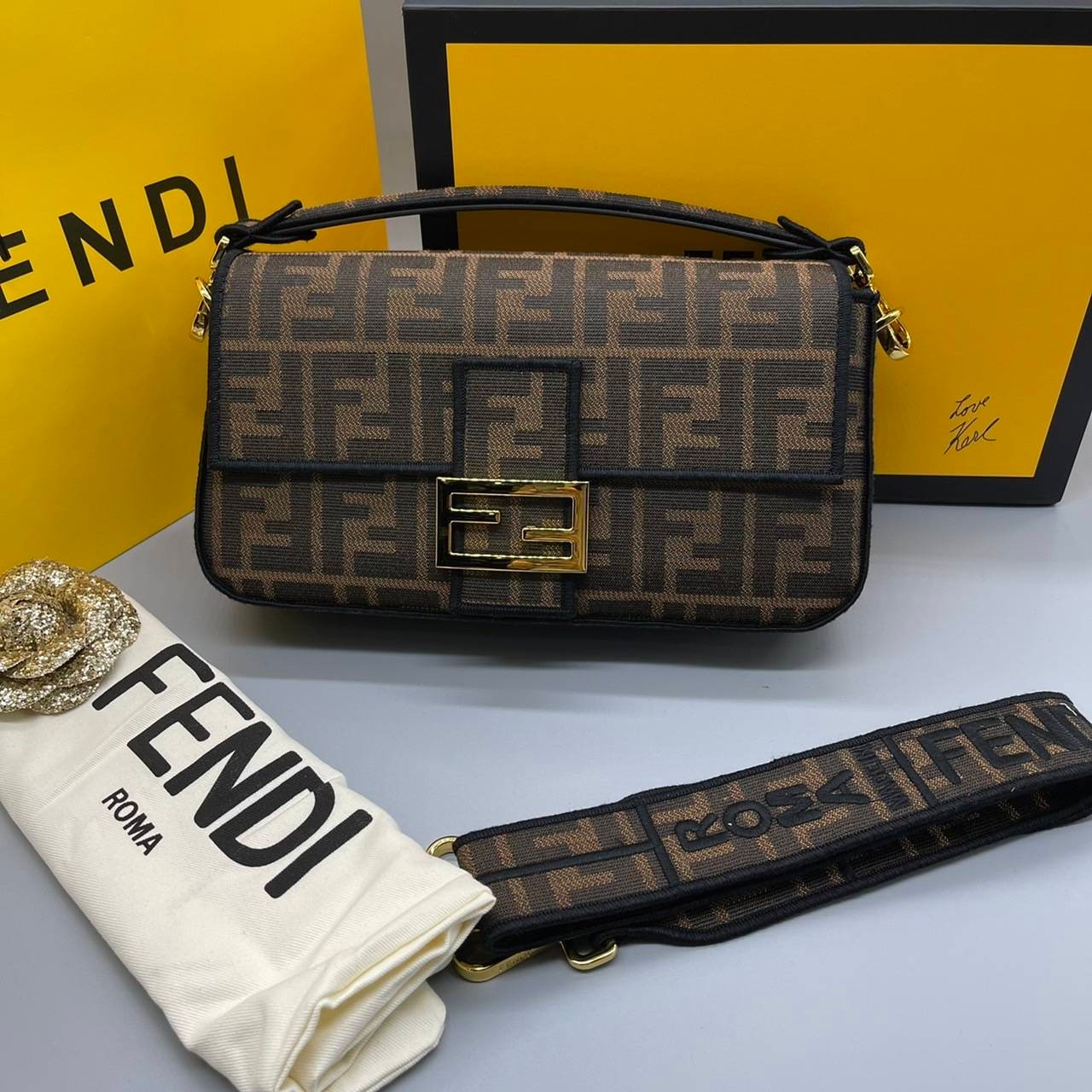 MEDIUM || FENDI VINTAGE BAGUETTE SHOULDER BAG 2size ORI Grade ใช้งานต่างประเทศได้ กระเป๋าสะพายทอลายโมโนแกรม อะไหล่ทองหรูหรา มี 2 ขนาด ทนทาน มาพร้อมสาย 2 แบบ สำหรับคล้องแขน และสายครอสบอดี้ เปิด-ปิดด้วยกระดุมแม่เหล็ก ภายในเป็นช่องโล่ง ใส่โทรศัพท์ พร้อมเสิร์